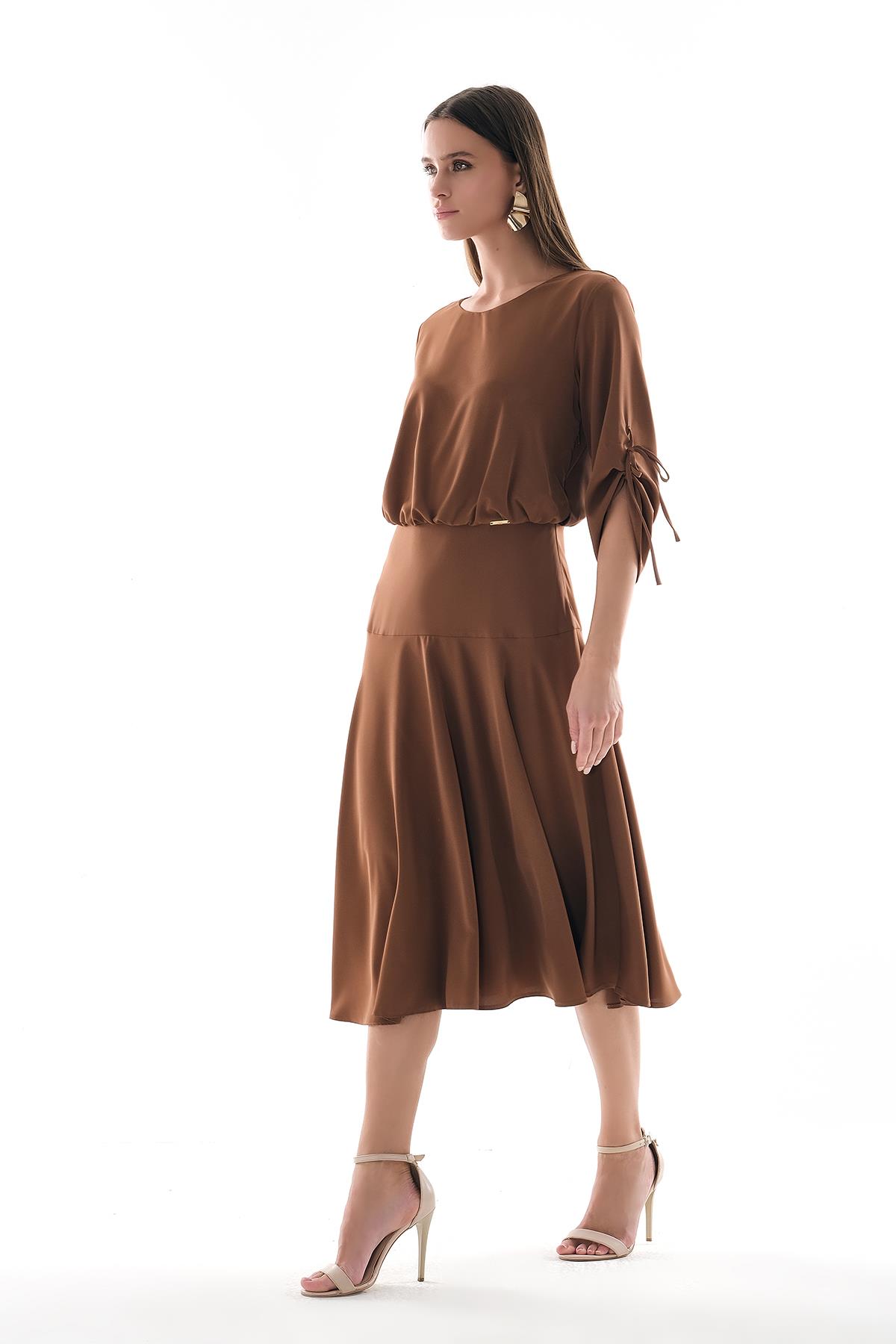 Kolu Bağlama Detaylı Beli Korsajlı Midi Boy Kloş Etekli Elbise