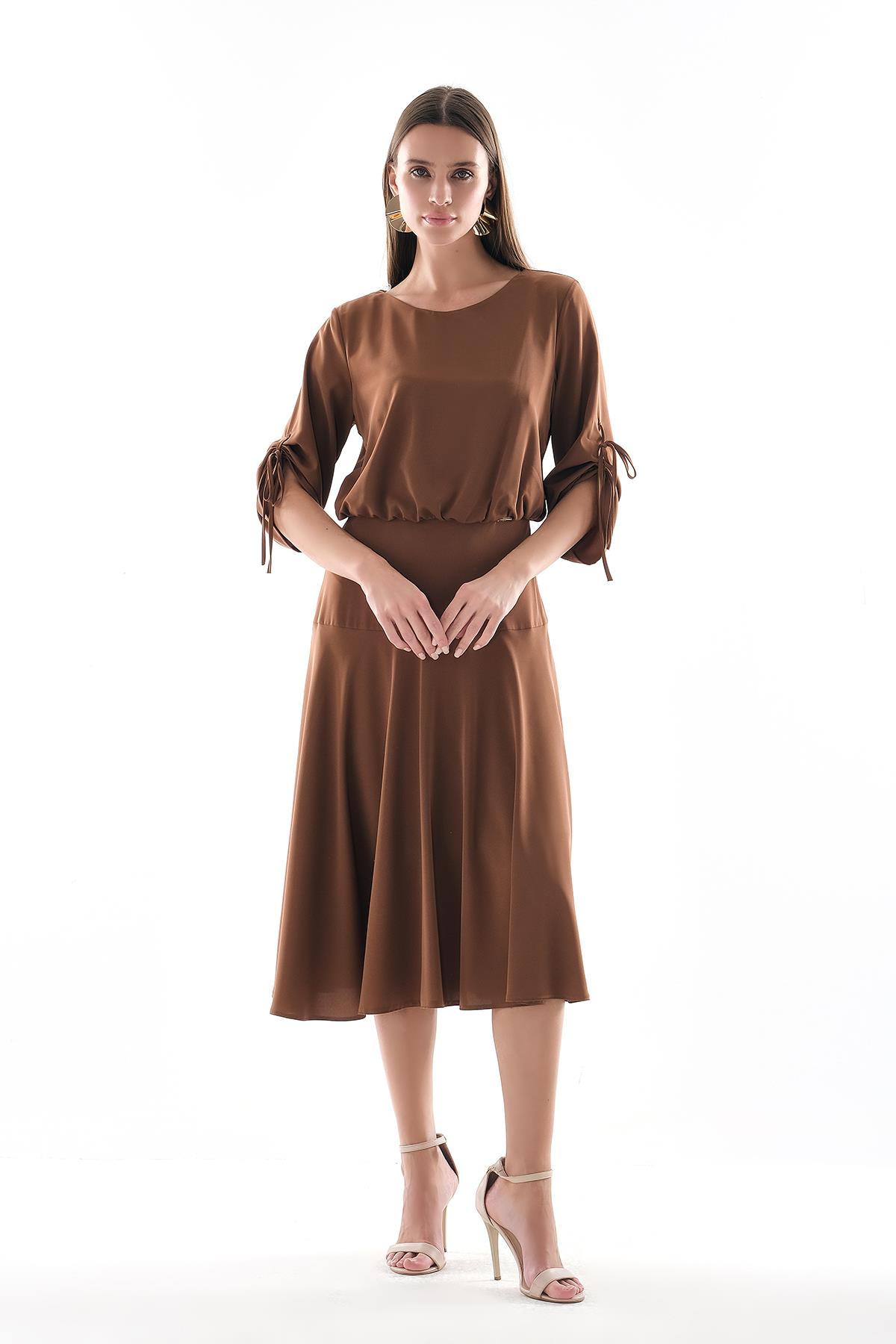 Kolu Bağlama Detaylı Beli Korsajlı Midi Boy Kloş Etekli Elbise