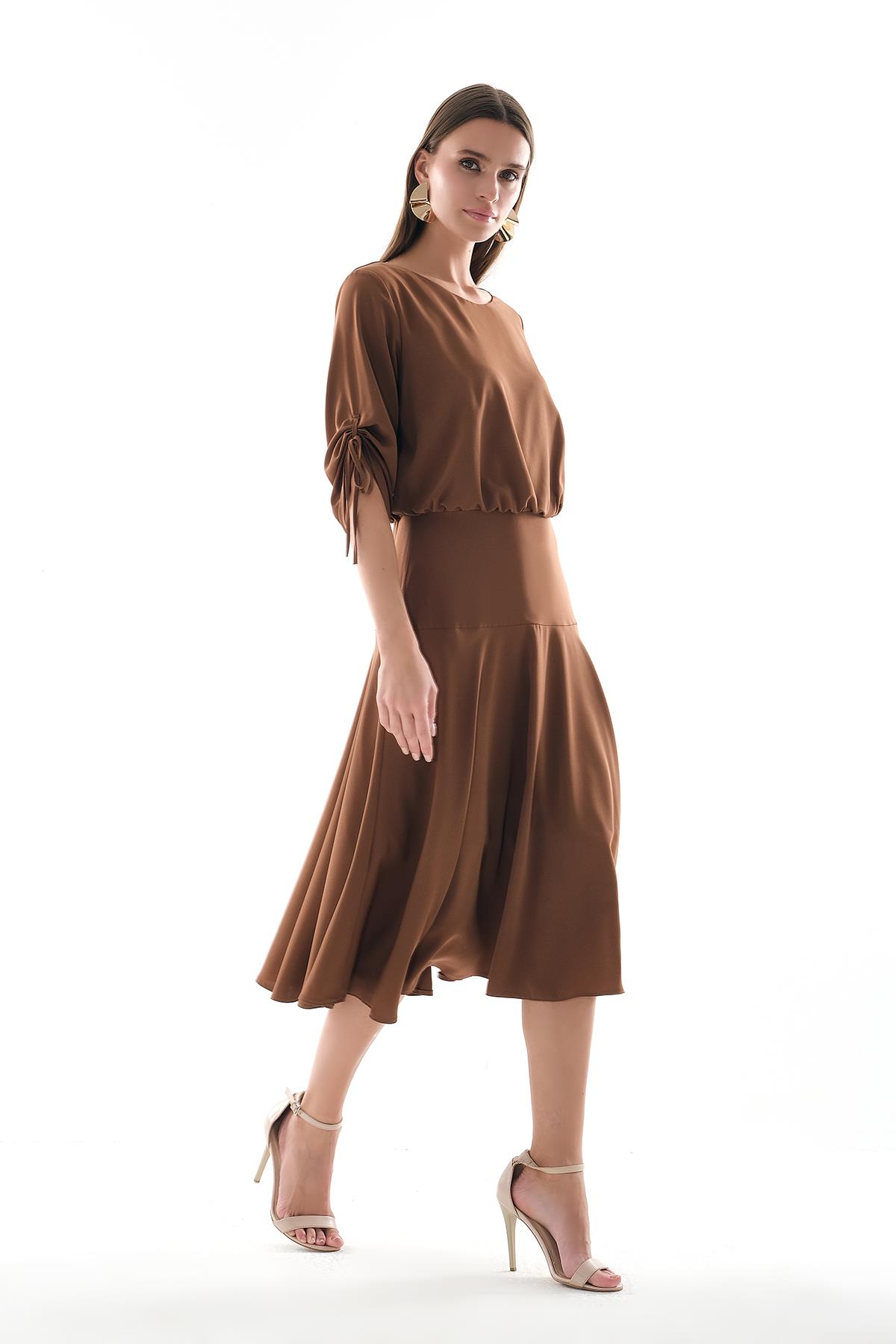 Kolu Bağlama Detaylı Beli Korsajlı Midi Boy Kloş Etekli Elbise