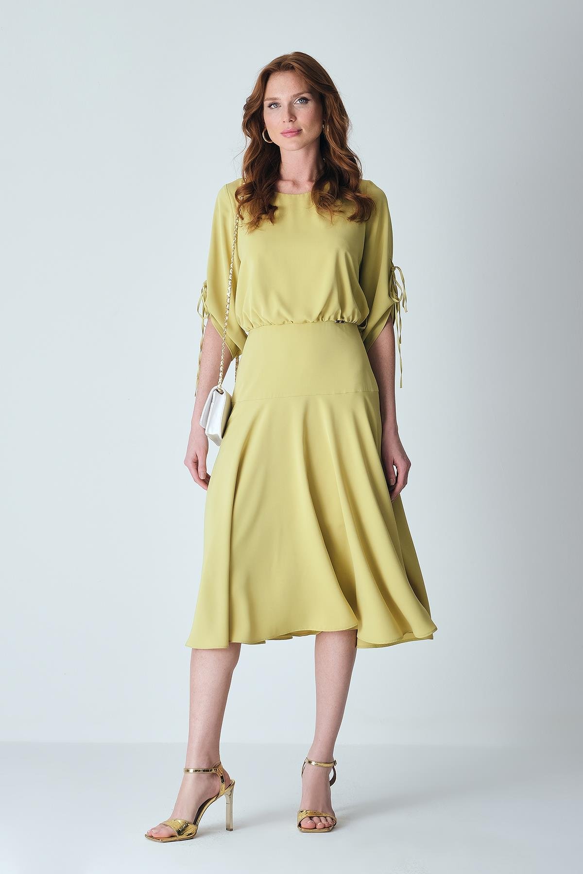 Kolu Bağlama Detaylı Beli Korsajlı Midi Boy Kloş Etekli Elbise