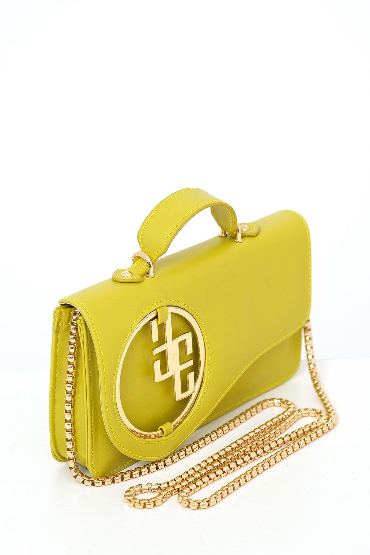 Logo Detaylı Asimetrik Kapaklı Tasarım Çanta