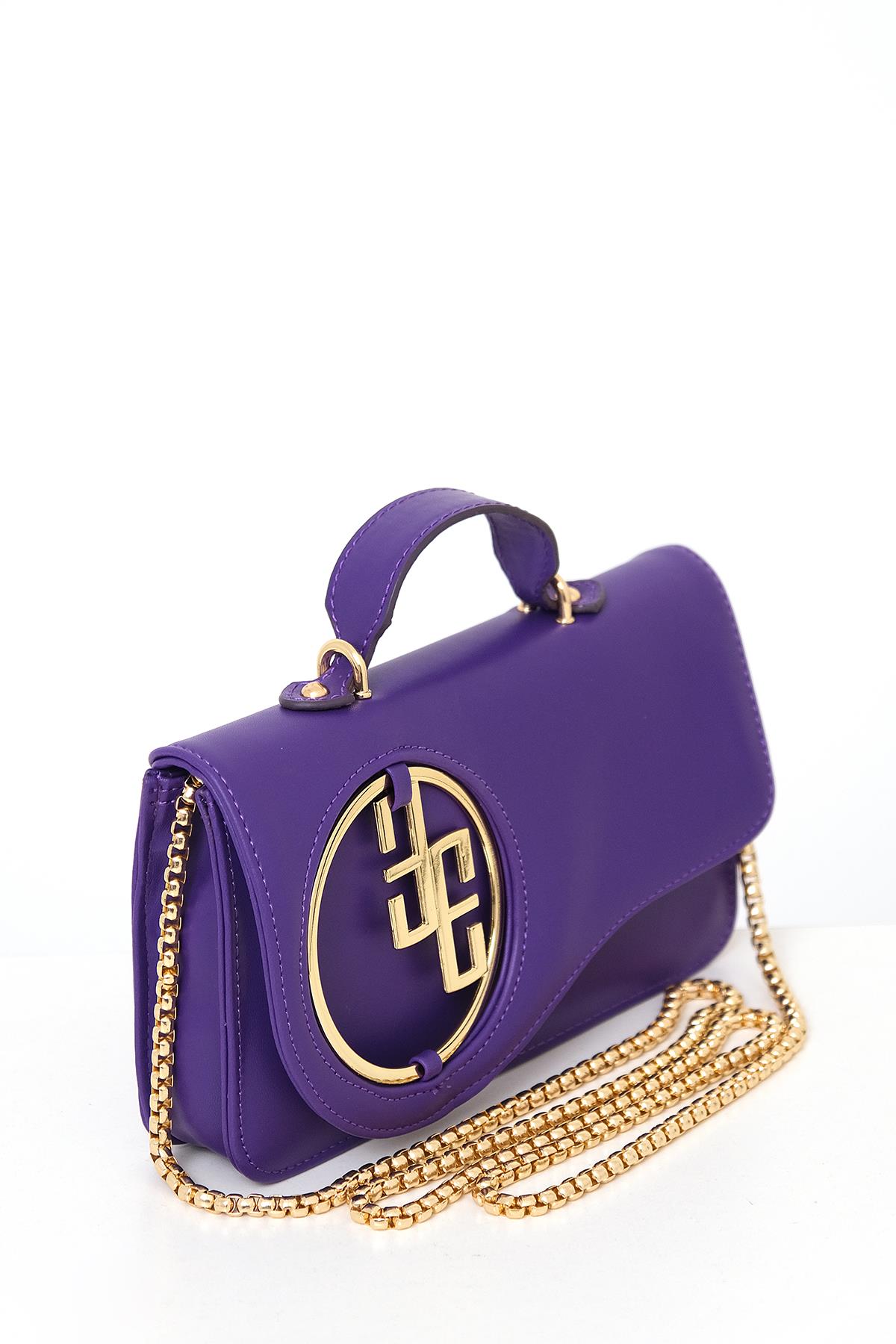 Logo Detaylı Asimetrik Kapaklı Tasarım Çanta