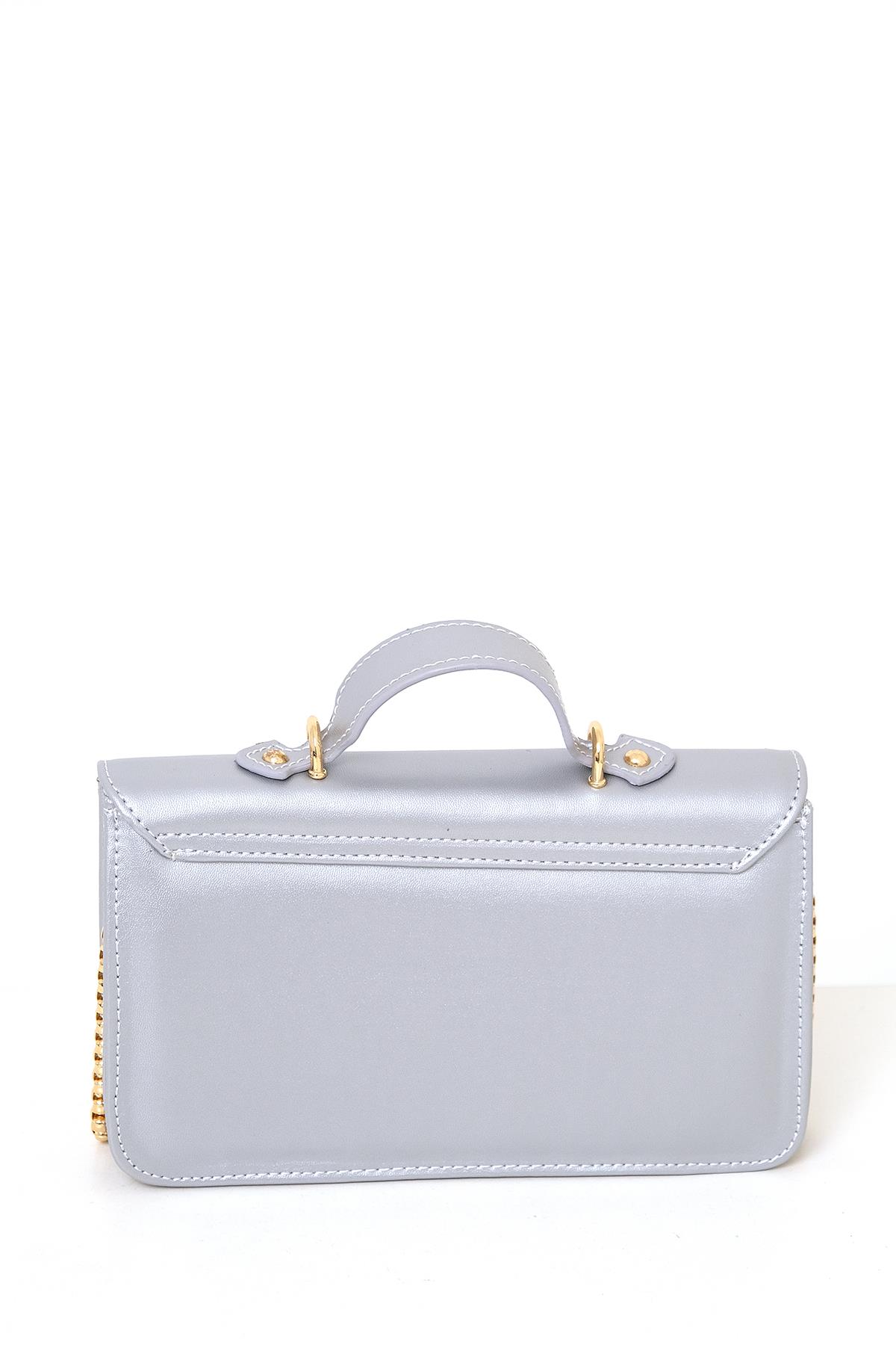 Logo Detaylı Asimetrik Kapaklı Tasarım Çanta