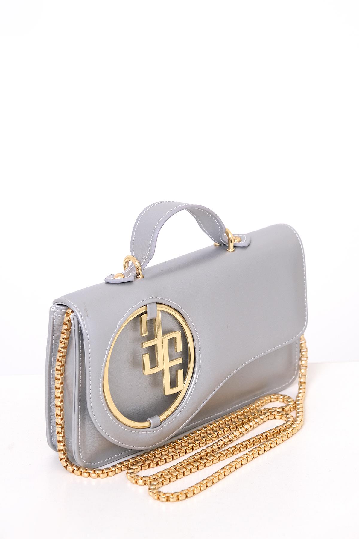 Logo Detaylı Asimetrik Kapaklı Tasarım Çanta