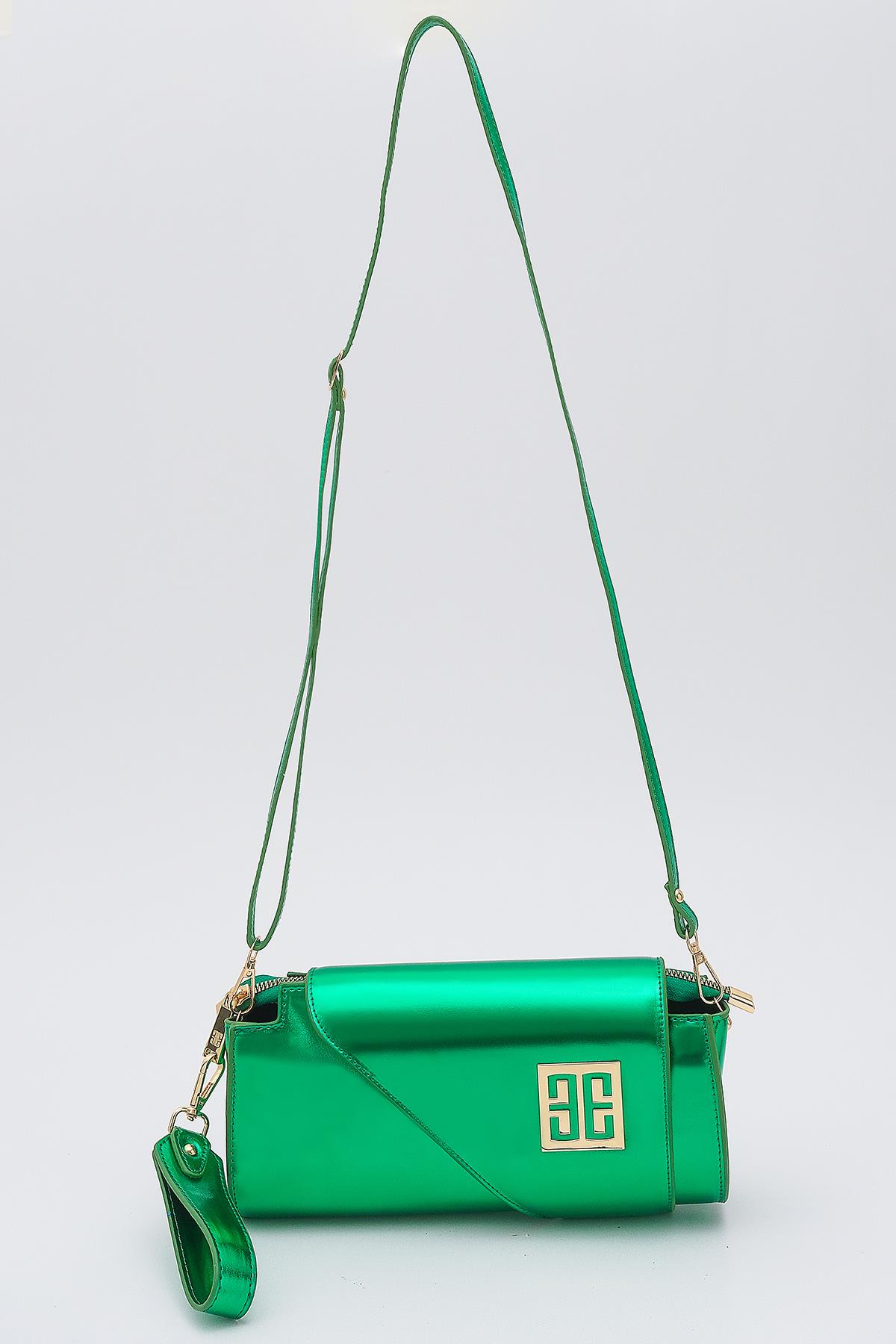 Metalik Parlak Deri Asimetrik Kapaklı Tasarım Abiye Çanta