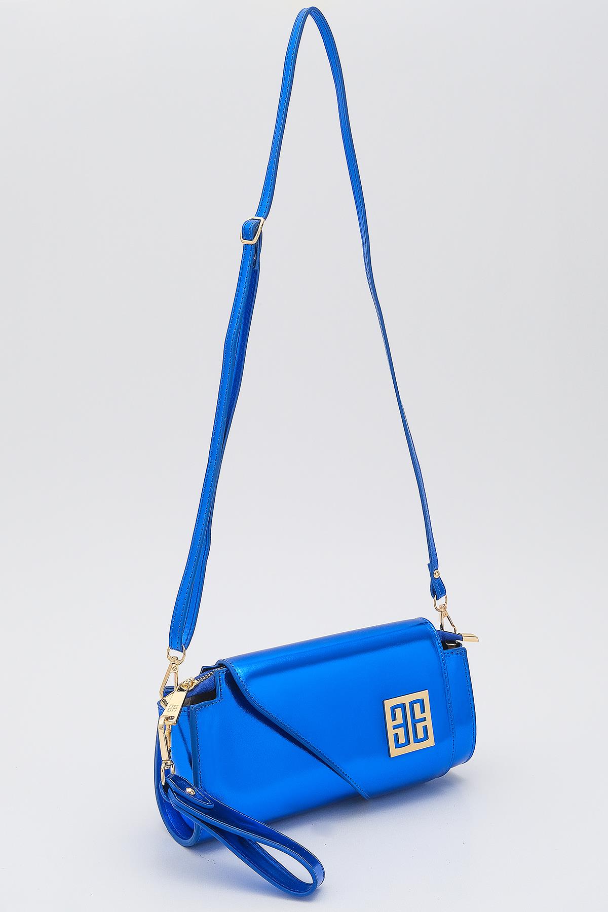 Metalik Parlak Deri Asimetrik Kapaklı Tasarım Abiye Çanta