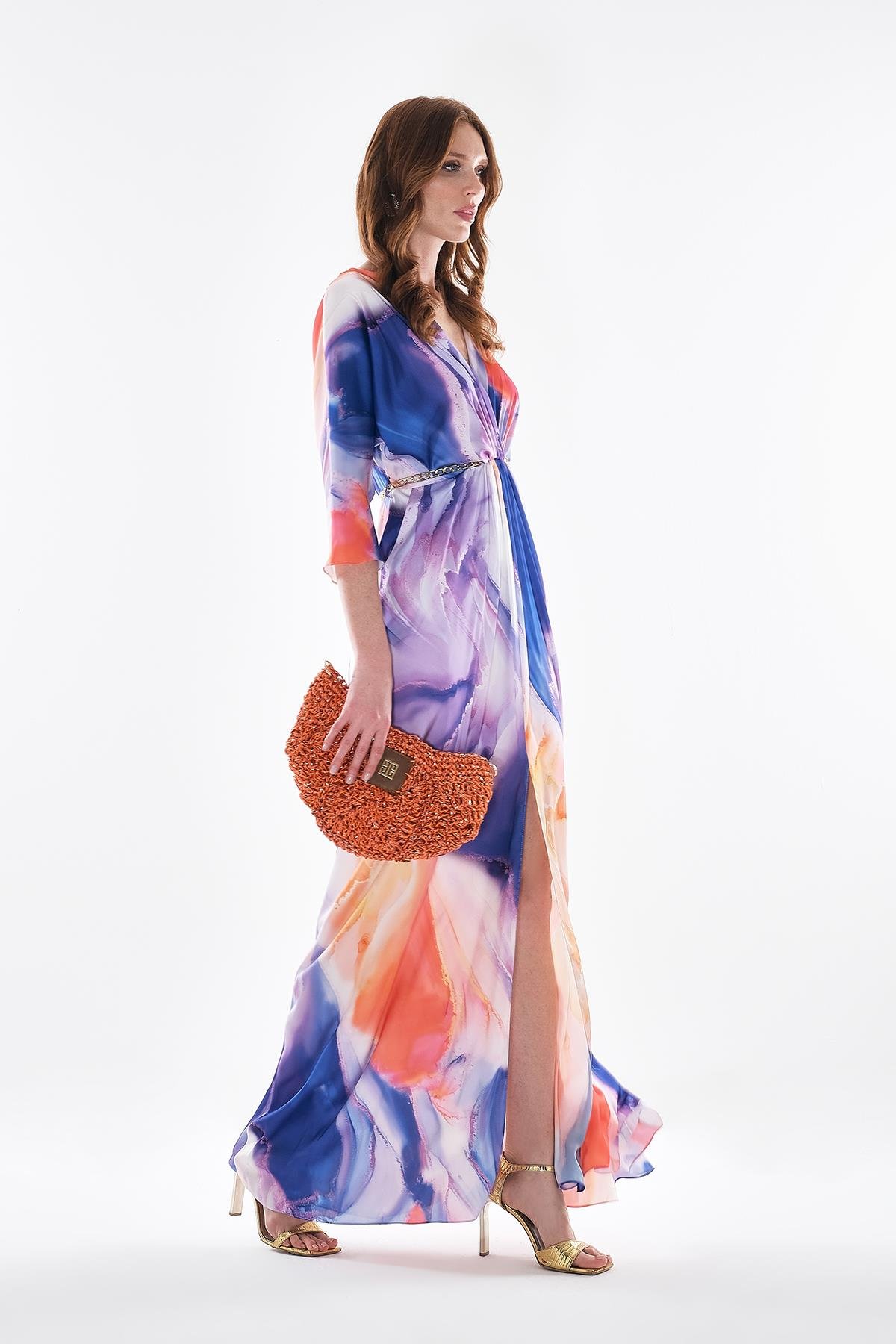 Büyük Beden Saten Desenli Zincir Kemerli Yırtmaçlı Yandan Cepli Maksi Boy Elbise