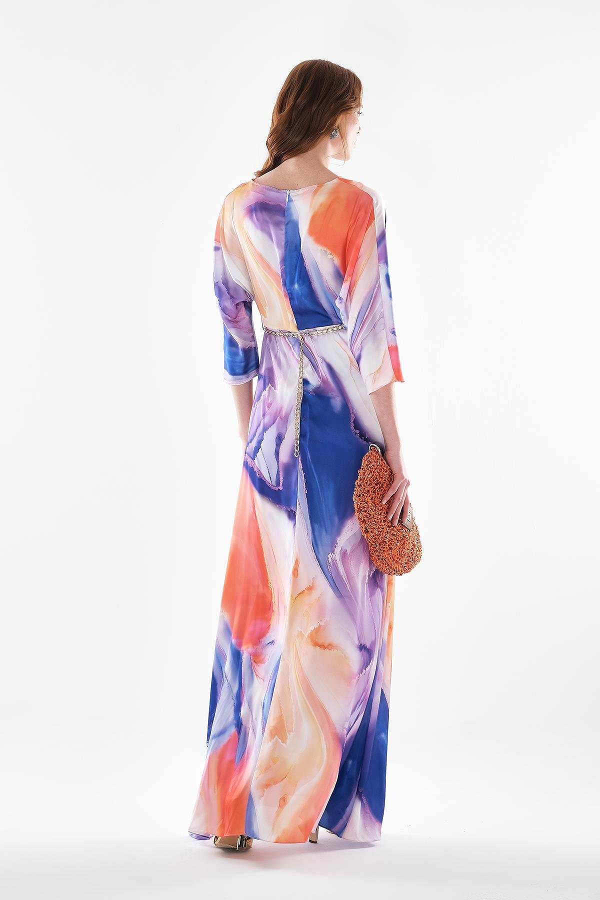 Büyük Beden Saten Desenli Zincir Kemerli Yırtmaçlı Yandan Cepli Maksi Boy Elbise