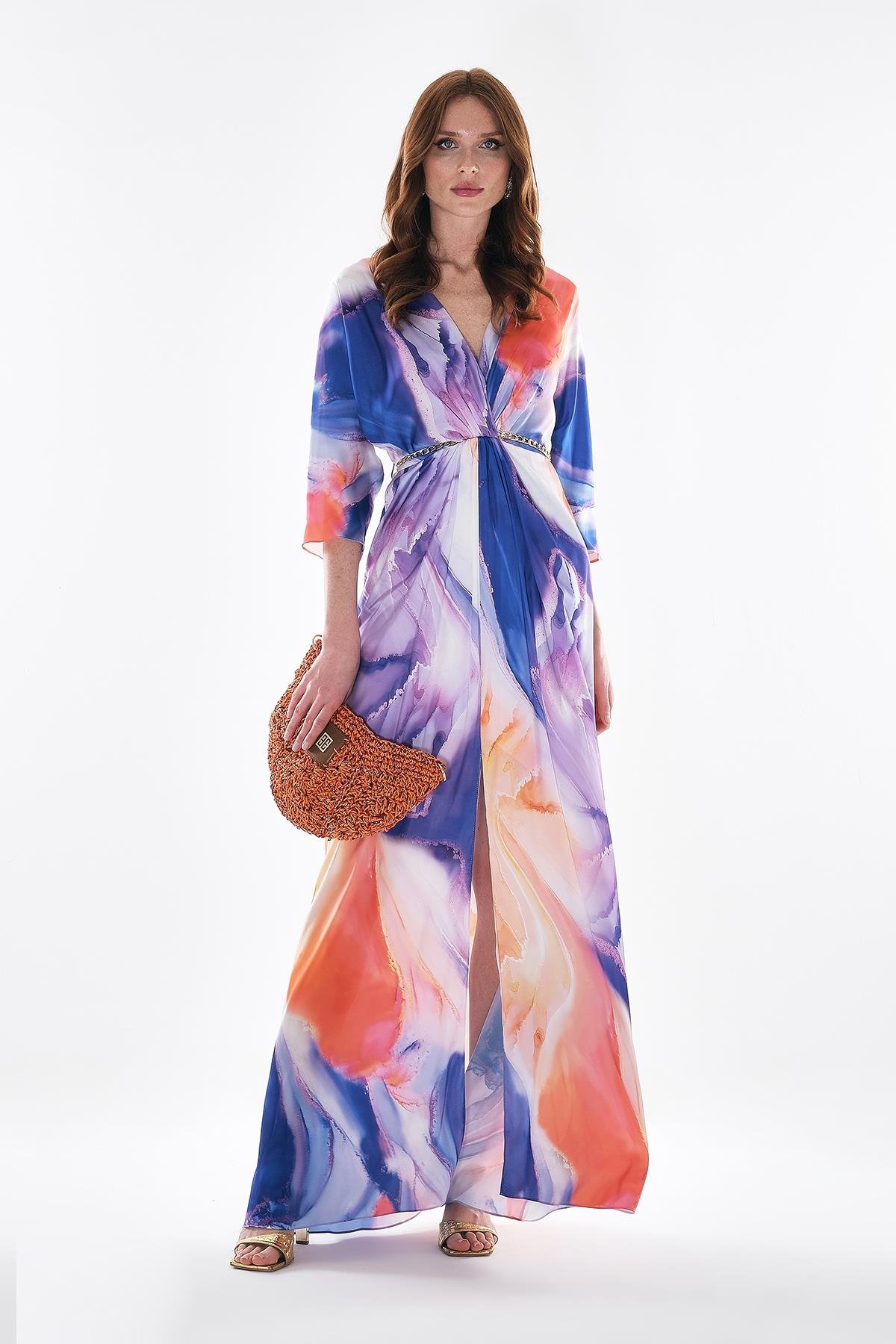 Büyük Beden Saten Desenli Zincir Kemerli Yırtmaçlı Yandan Cepli Maksi Boy Elbise