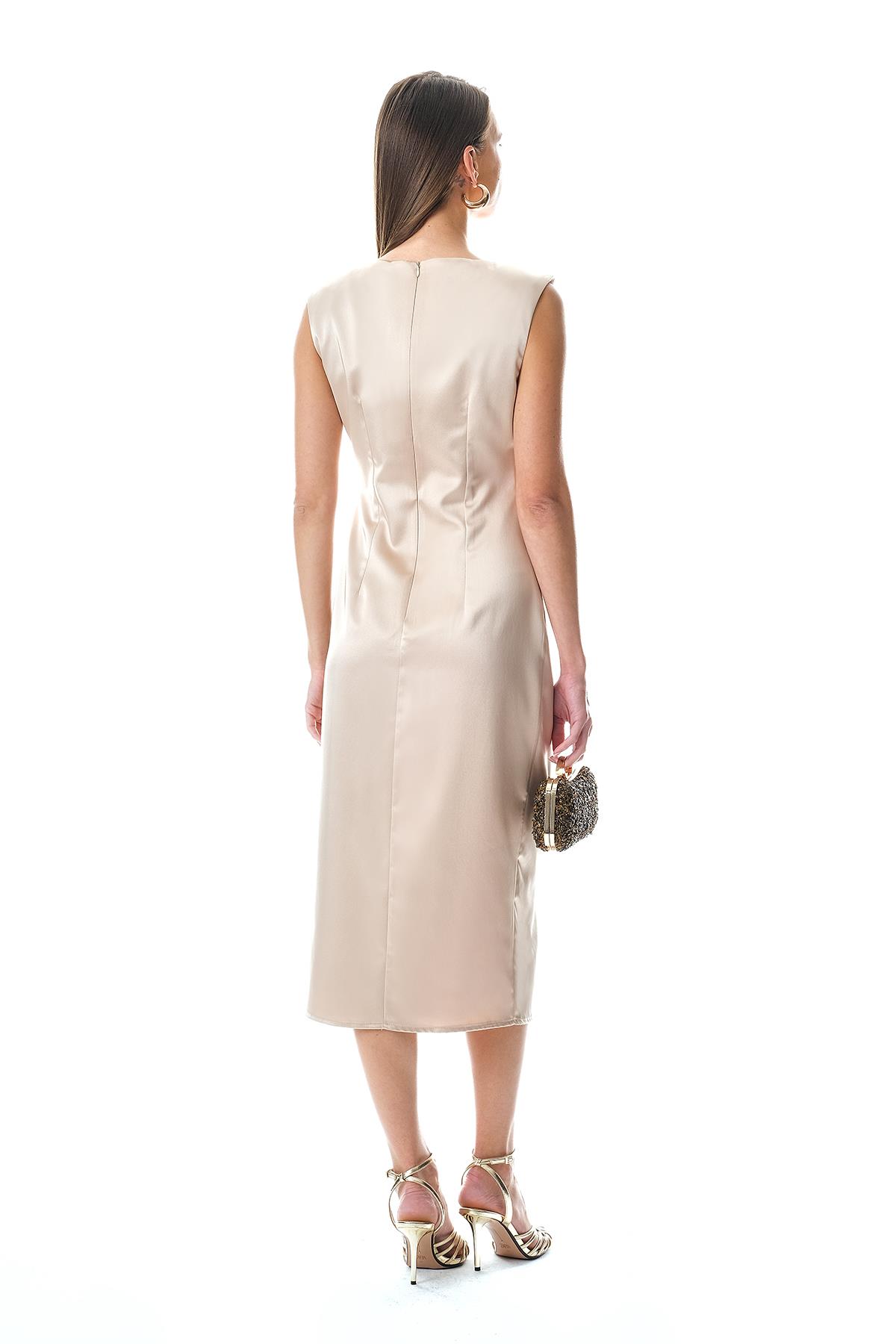 Saten Gold Aksesuarlı Yırtmaçlı Midi Elbise