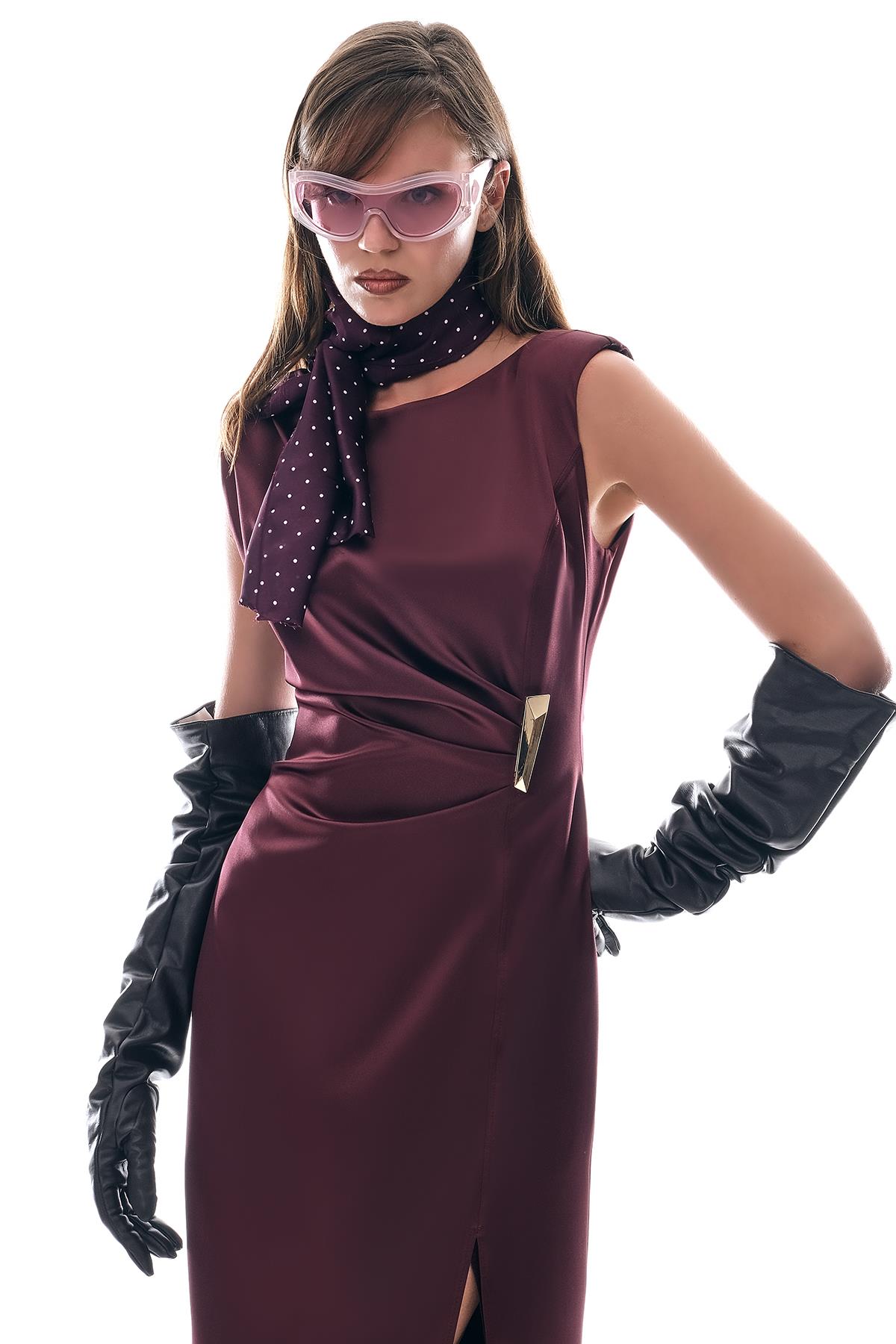 Saten Gold Aksesuarlı Yırtmaçlı Midi Elbise