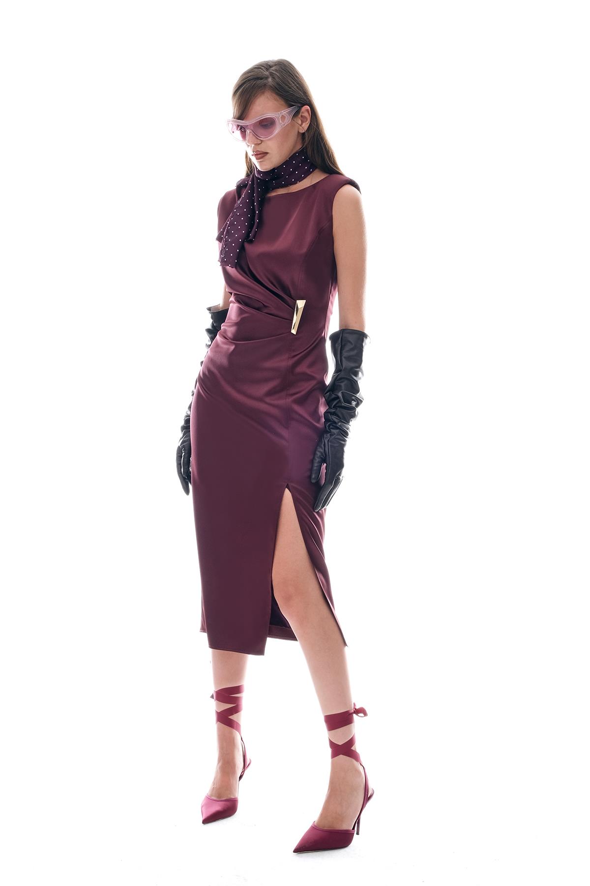 Saten Gold Aksesuarlı Yırtmaçlı Midi Elbise