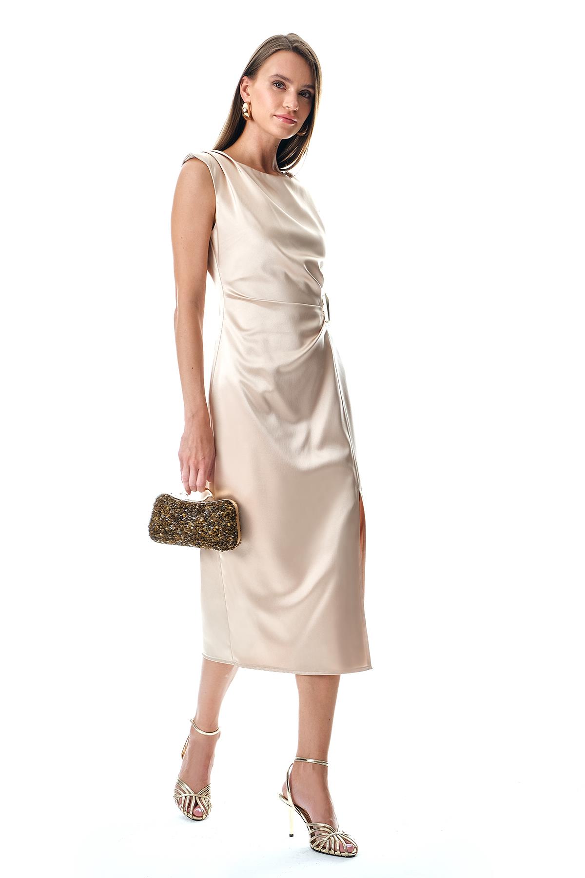 Saten Gold Aksesuarlı Yırtmaçlı Midi Elbise