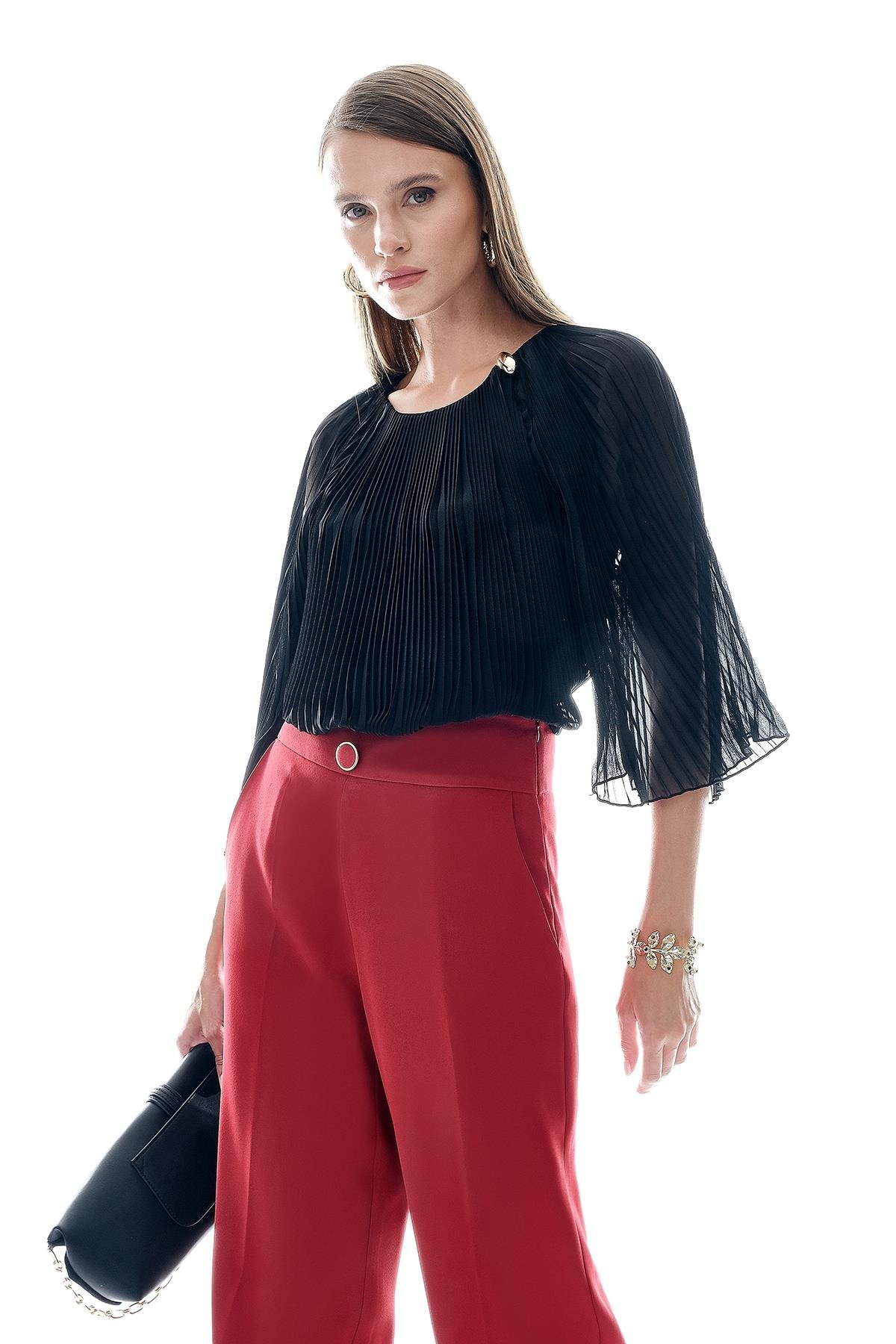 Şifon Piliseli Gold Aksesuarlı Bluz