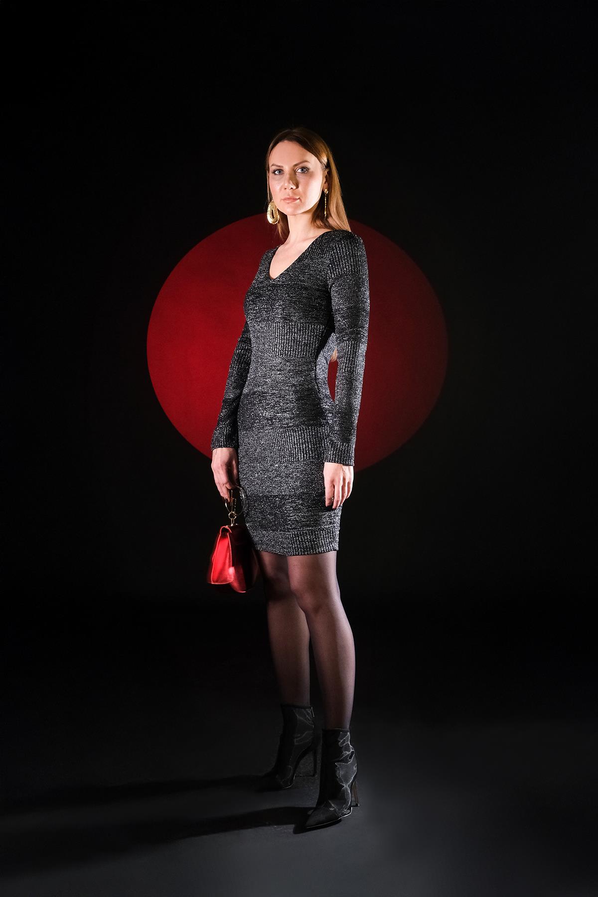 Simli Arkası Dekolteli Gold Zincir Aksesuarlı Örme Mini Elbise