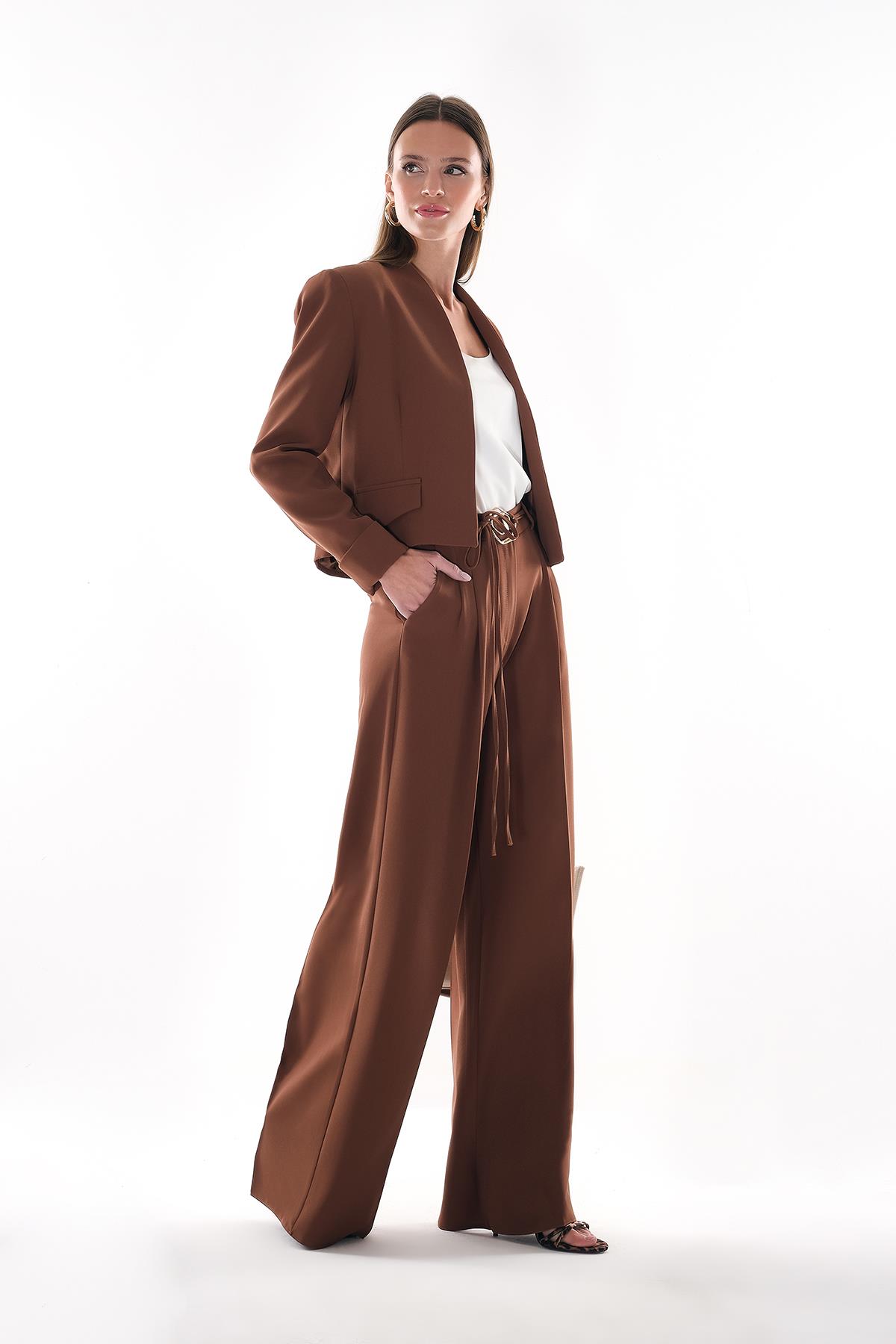 Süs Cepli Astarlı Kısa Ceket