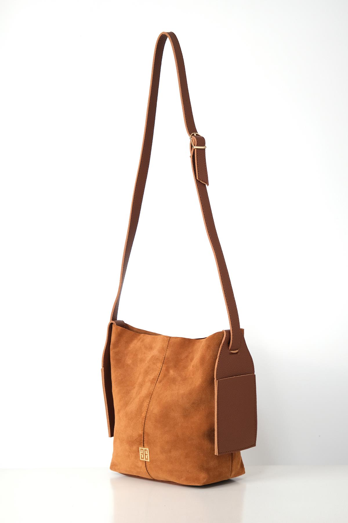 Vegan Deri Aksesuarlı Süet Garnili Askılı Ve Yavrulu Günlük Çanta