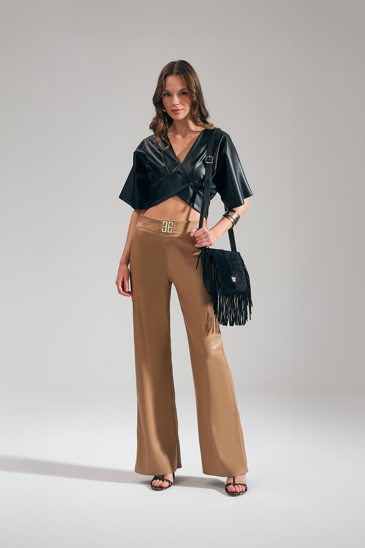 Vegan Deri Gold Metal Logolu Yüksek Bel Pantolon