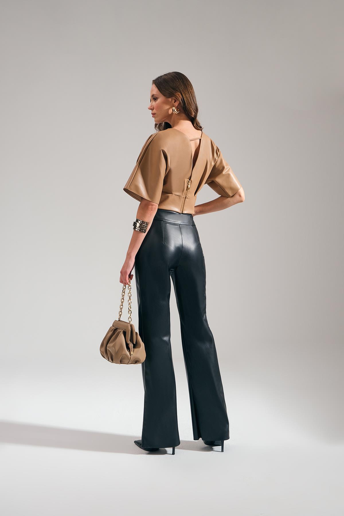 Vegan Deri V Yakalı Yarasa Kollu Crop Bluz