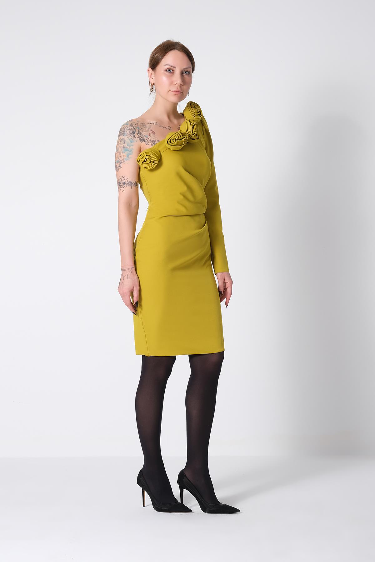 Yakası Güllü Tek Kollu Mini Elbise