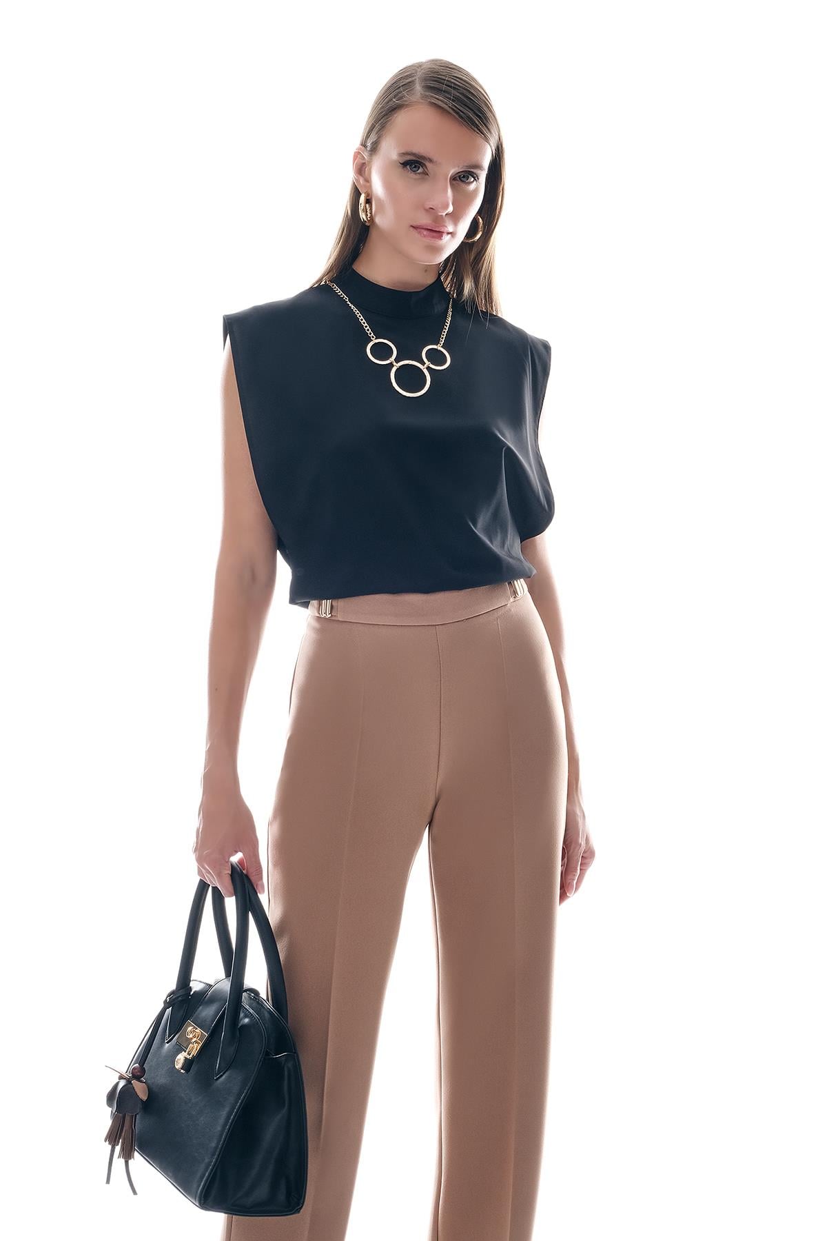 Yakası Kolyeli Şık Body