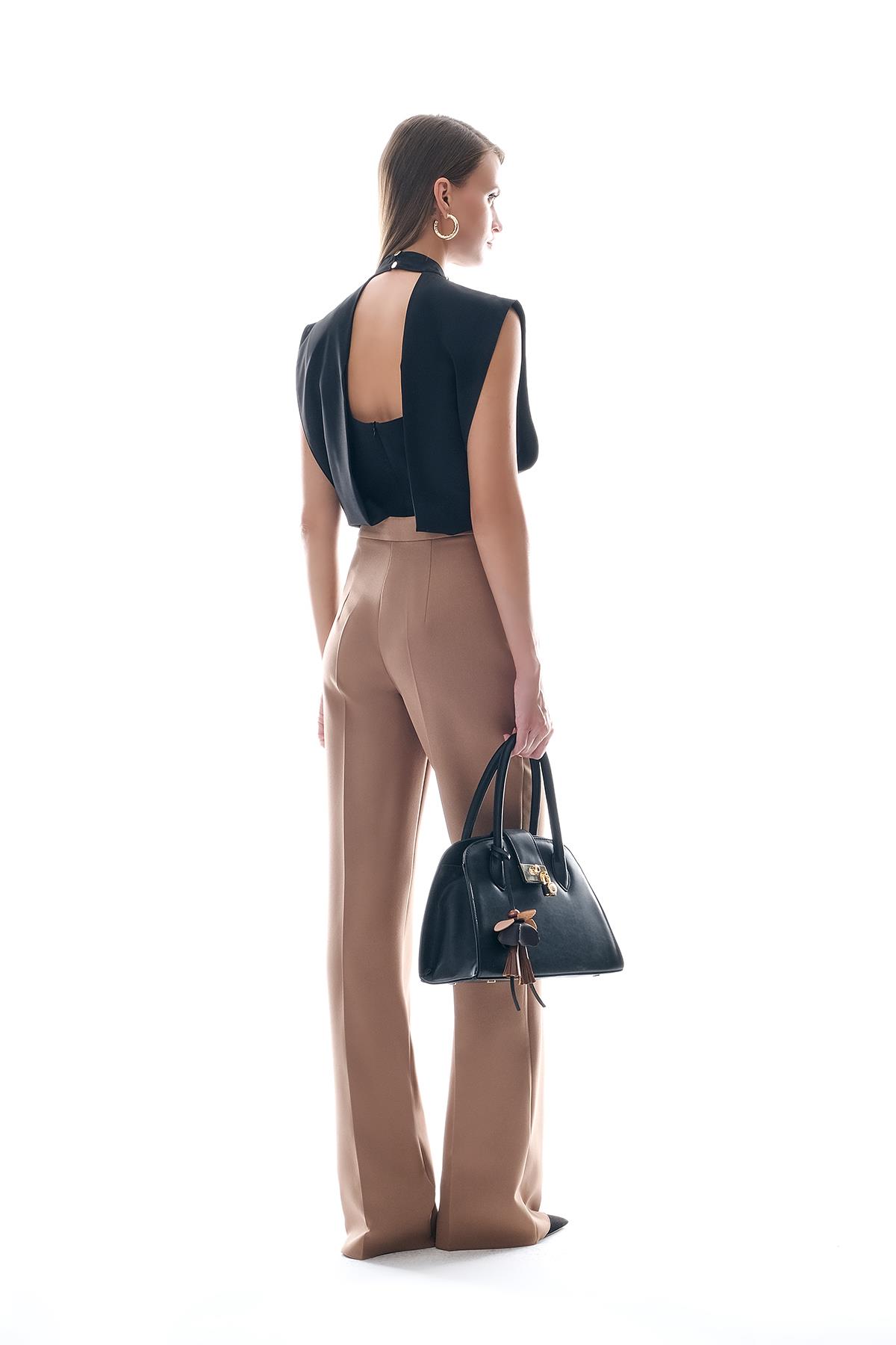 Yakası Kolyeli Şık Body