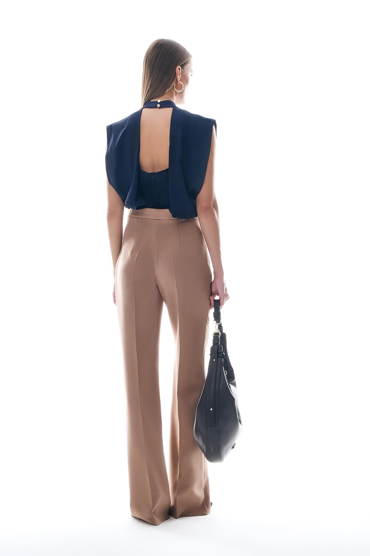 Yakası Kolyeli Şık Body