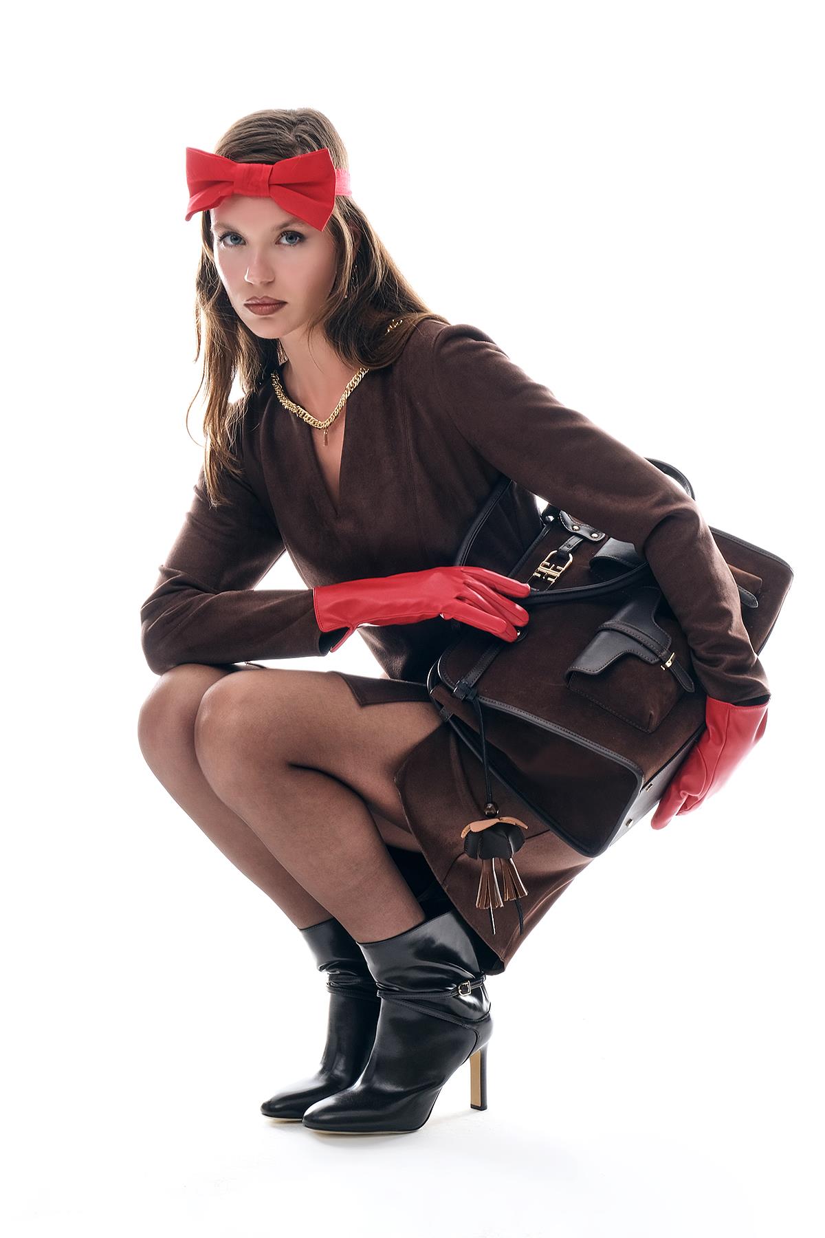 Yakası Metal Zincir Detatlı Mini Süet Elbise