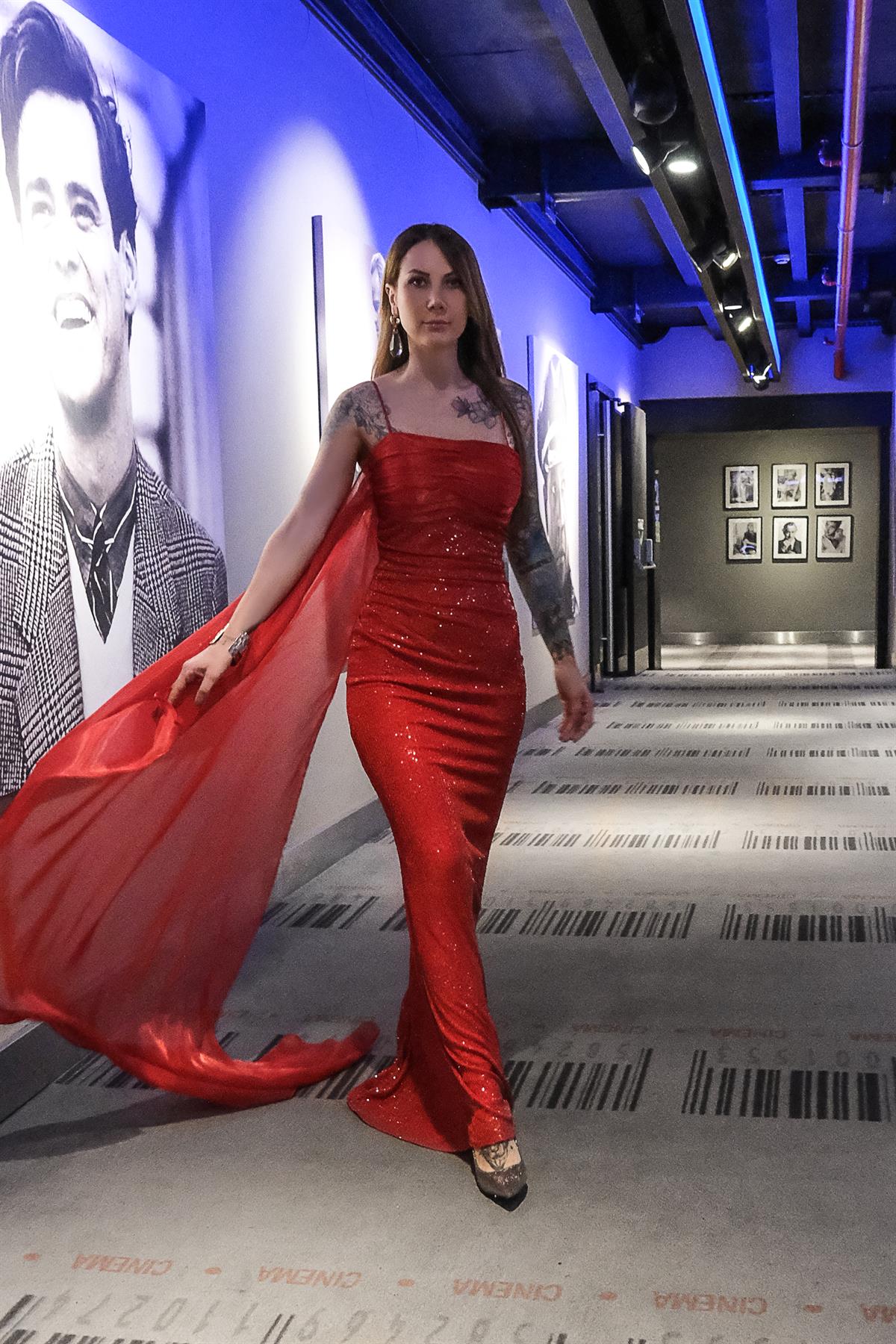 Yakası Tül Detaylı Payet Maksi Boy Elbise