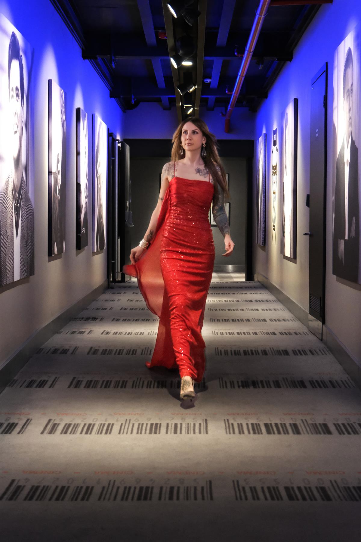 Yakası Tül Detaylı Payet Maksi Boy Elbise