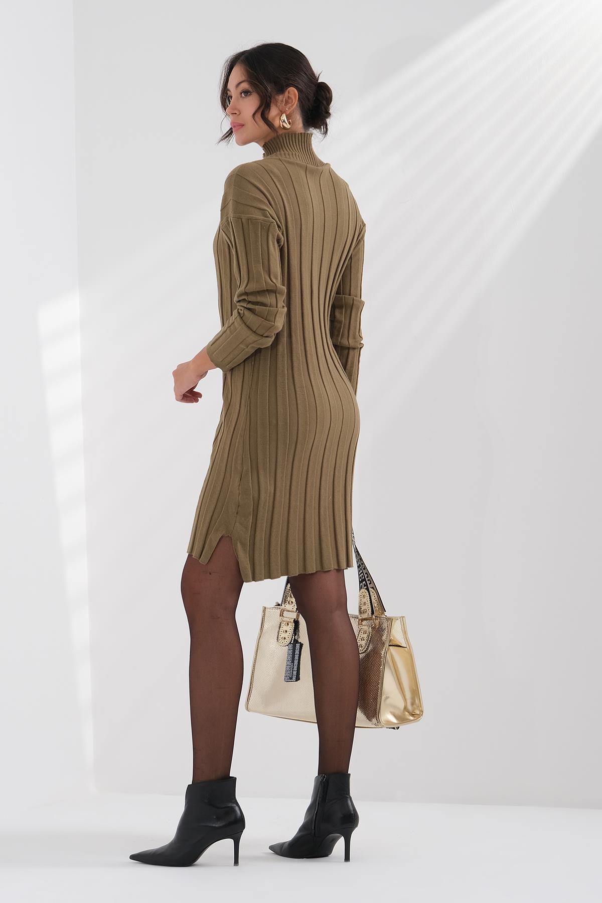 Yüksek Yaka Triko Elbise