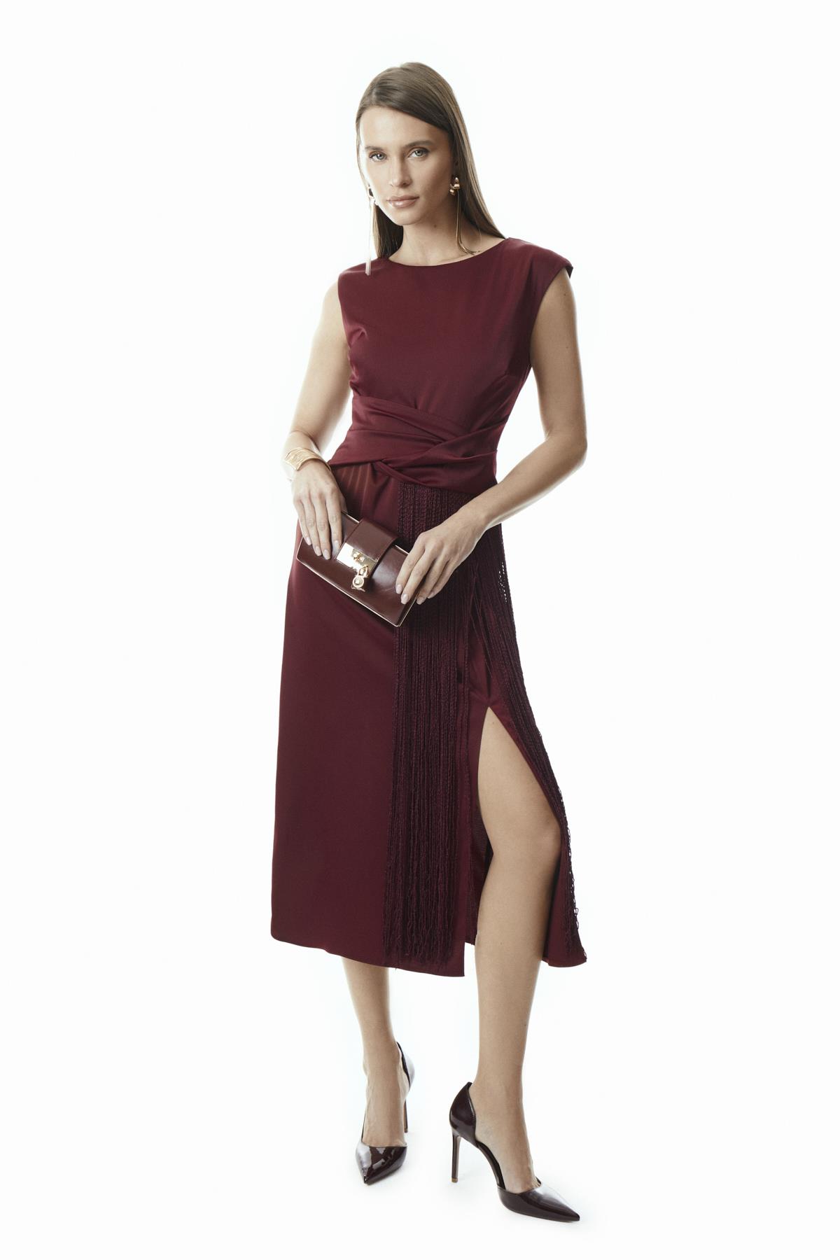 Zarif Kesimi Ve Püskül Detayıyla Şık Siyah Midi Elbise