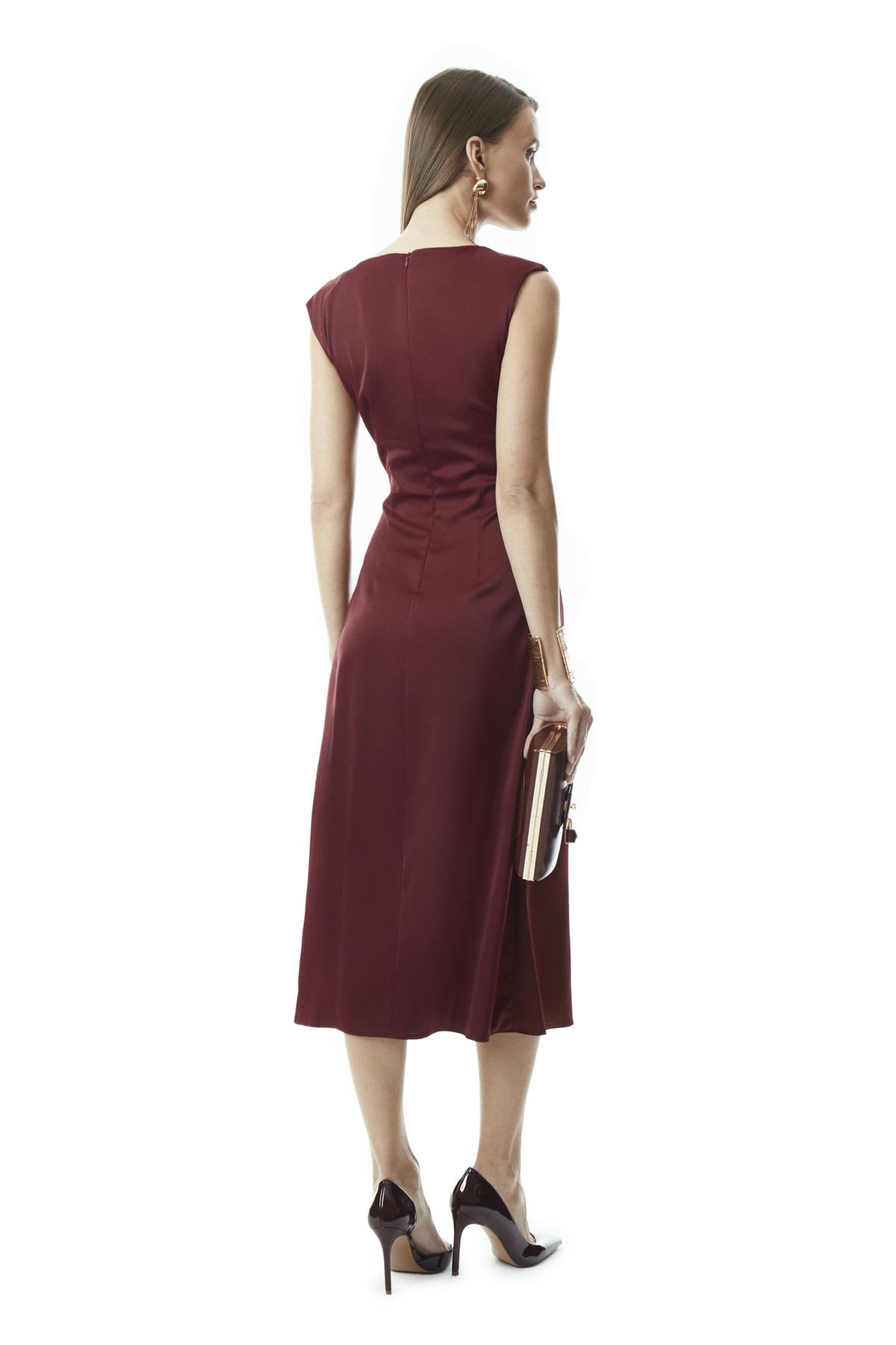 Zarif Kesimi Ve Püskül Detayıyla Şık Siyah Midi Elbise