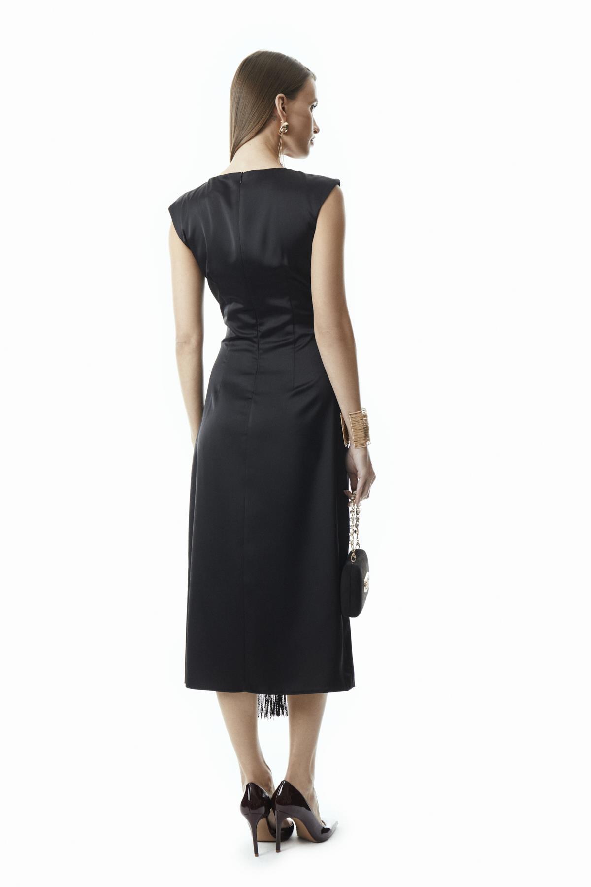 Zarif Kesimi Ve Püskül Detayıyla Şık Siyah Midi Elbise