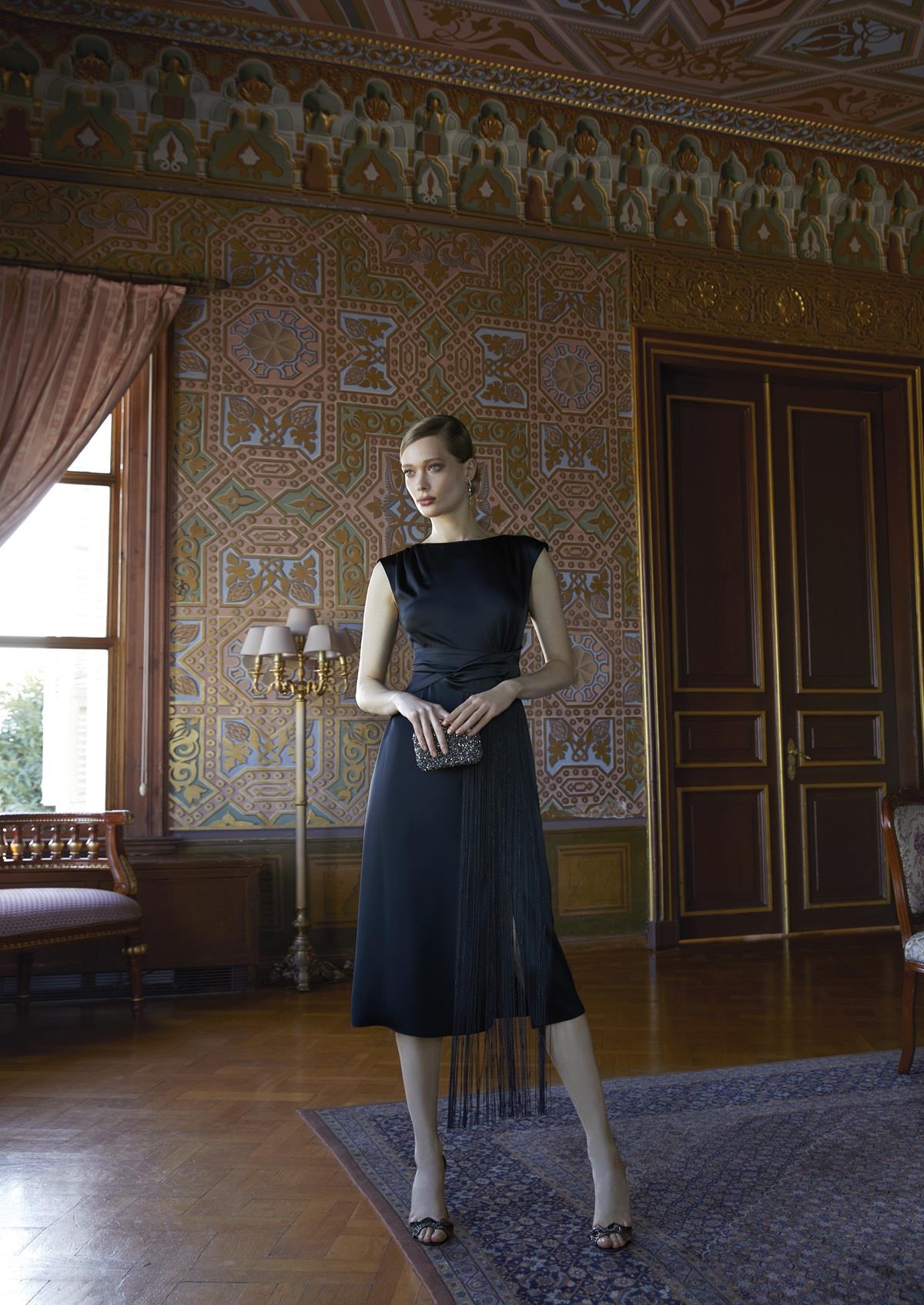 Zarif Kesimi Ve Püskül Detayıyla Şık Siyah Midi Elbise