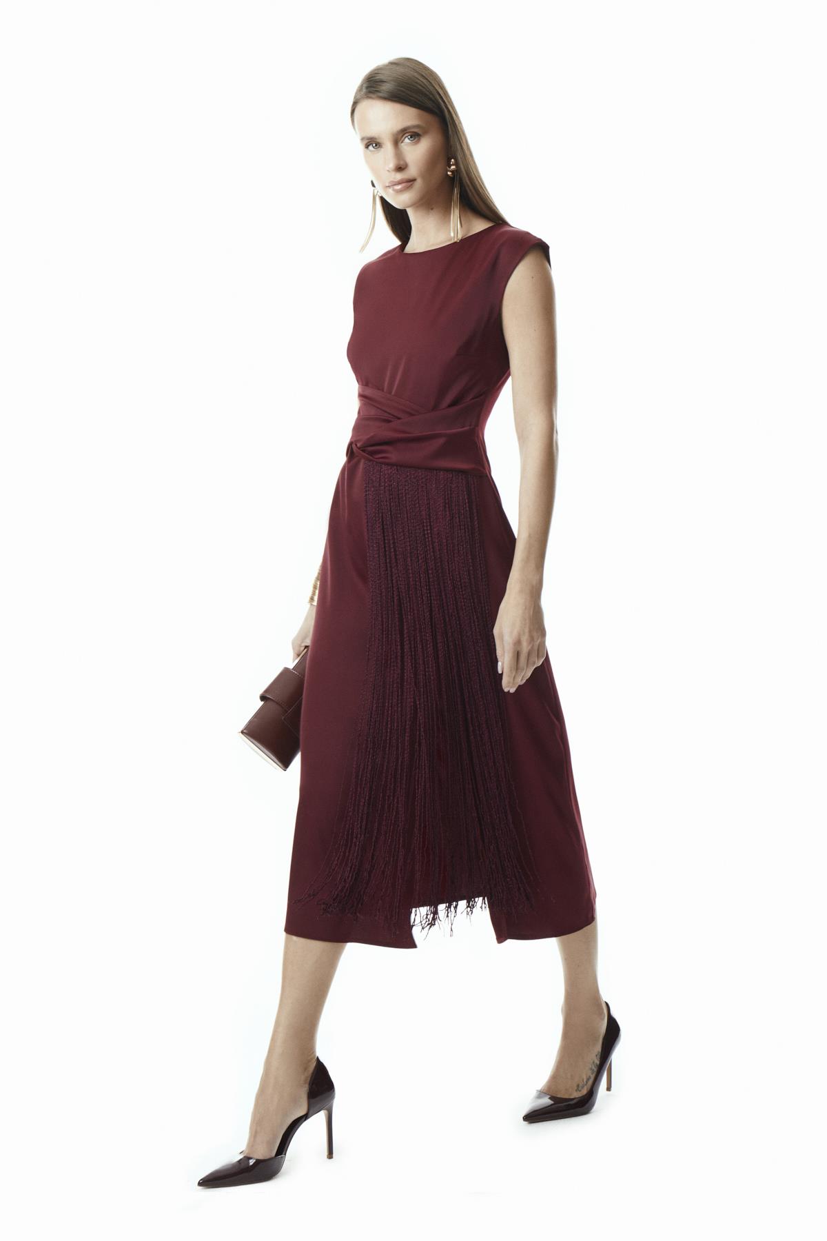 Zarif Kesimi Ve Püskül Detayıyla Şık Siyah Midi Elbise