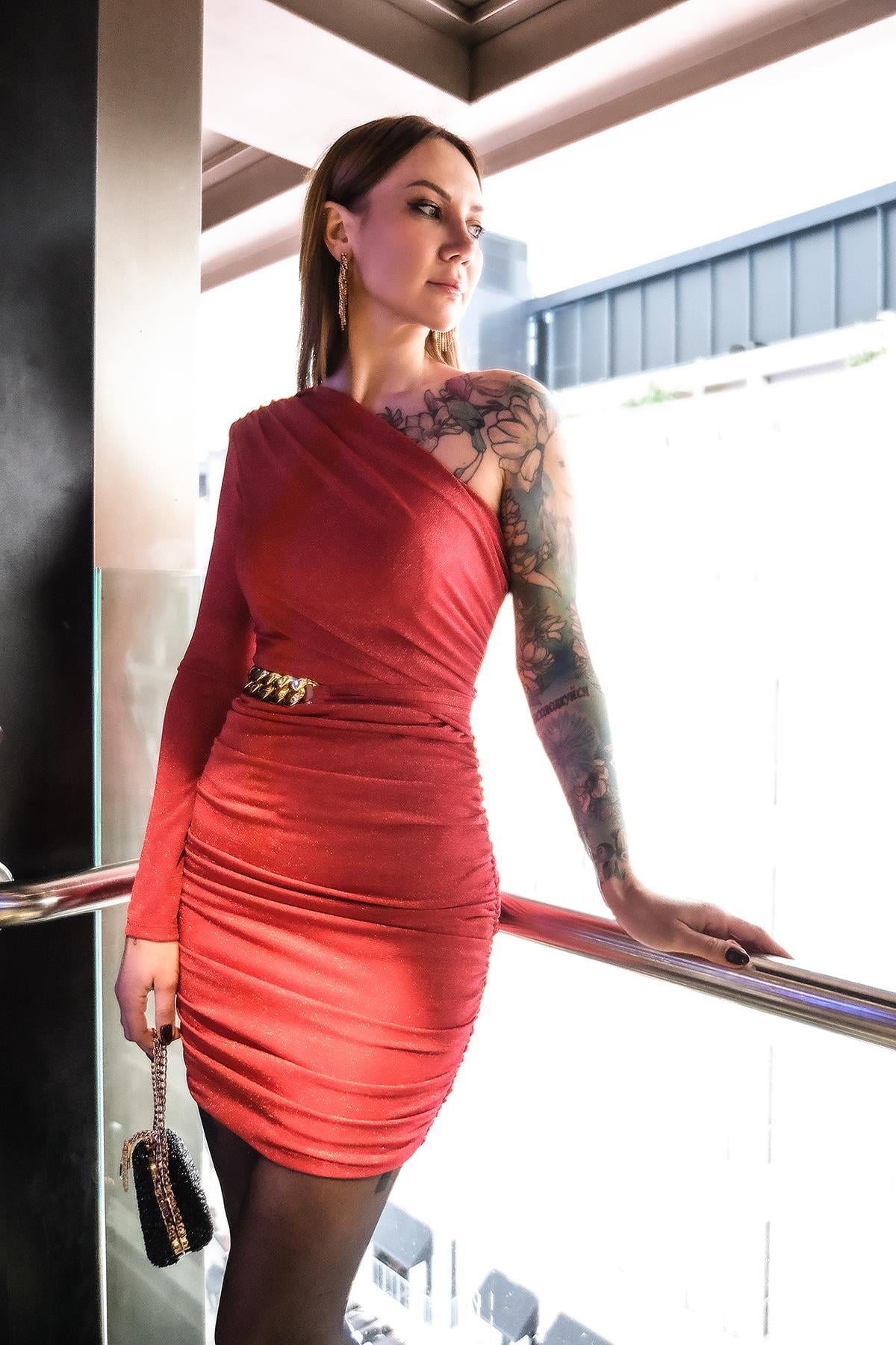 Zincir Kuşaklı Tek Kol Mini Elbise