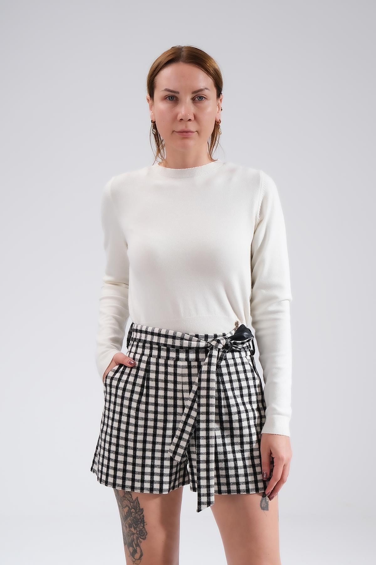 Beli Kuşaklı Yüksek Bel Şort