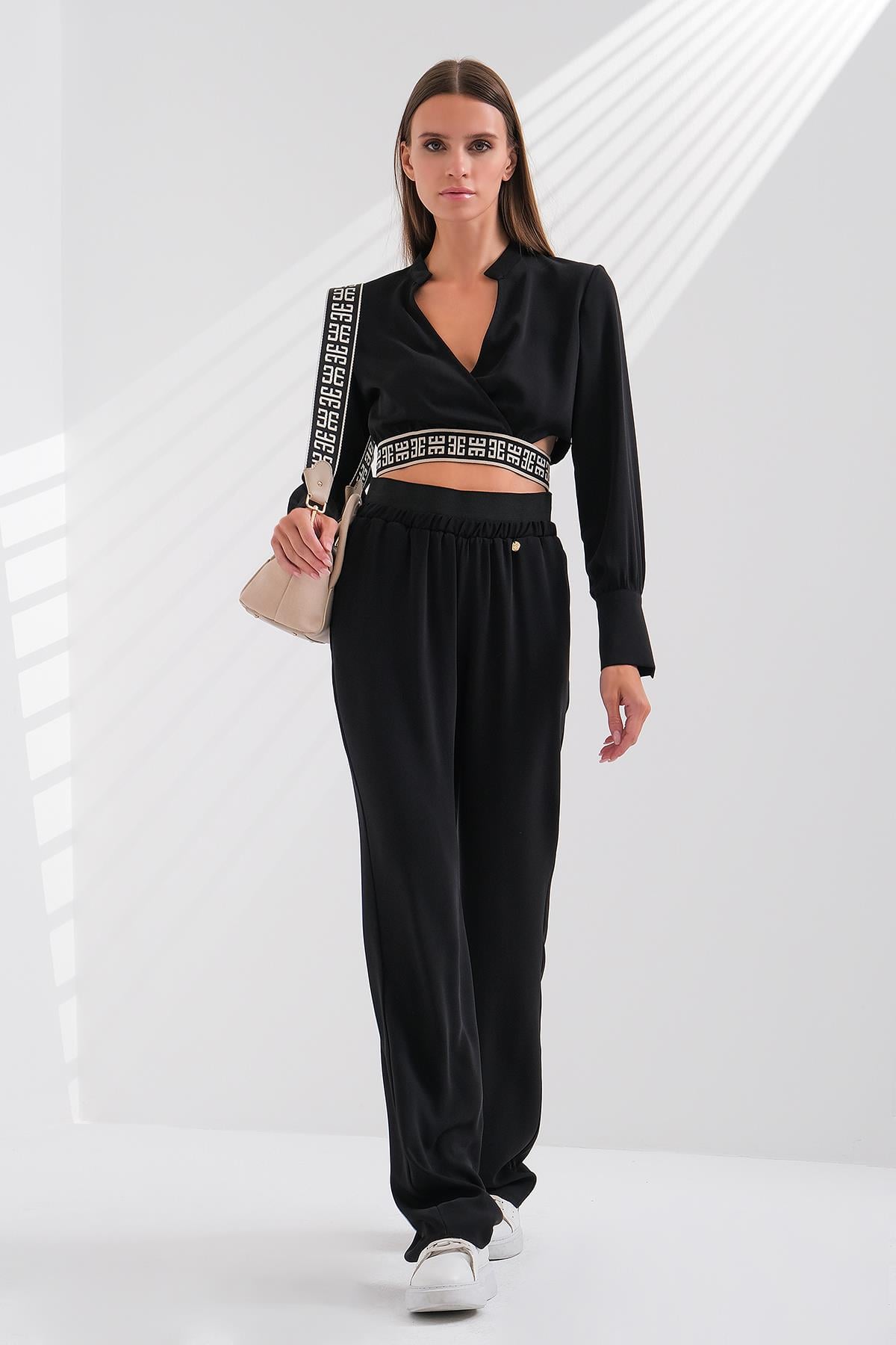 Cut Out Detaylı Logolu Lastikli Crop Bluz