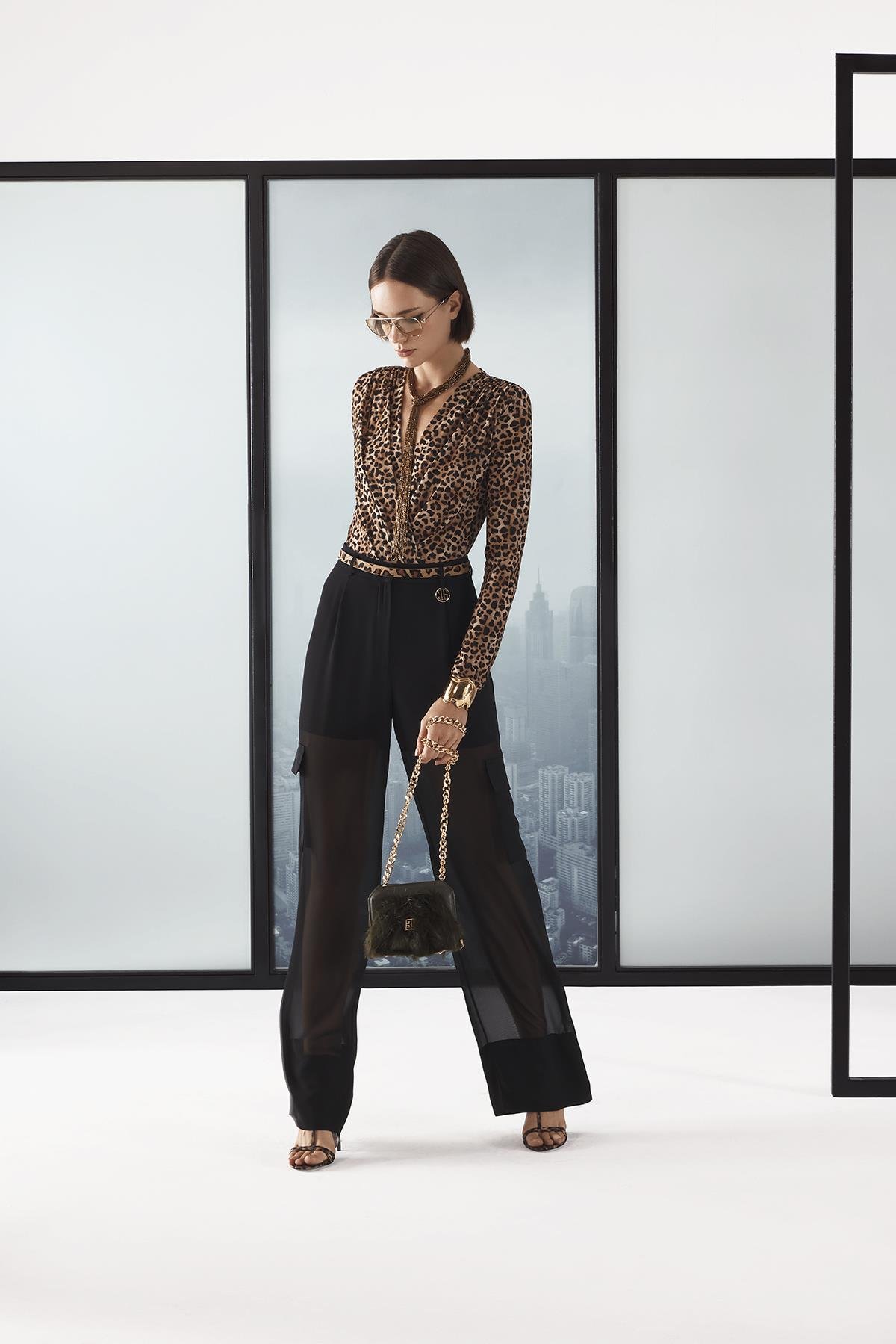 Gold Aksesuarlı İçi Şortlu Şifon Bol Paça Pantolon