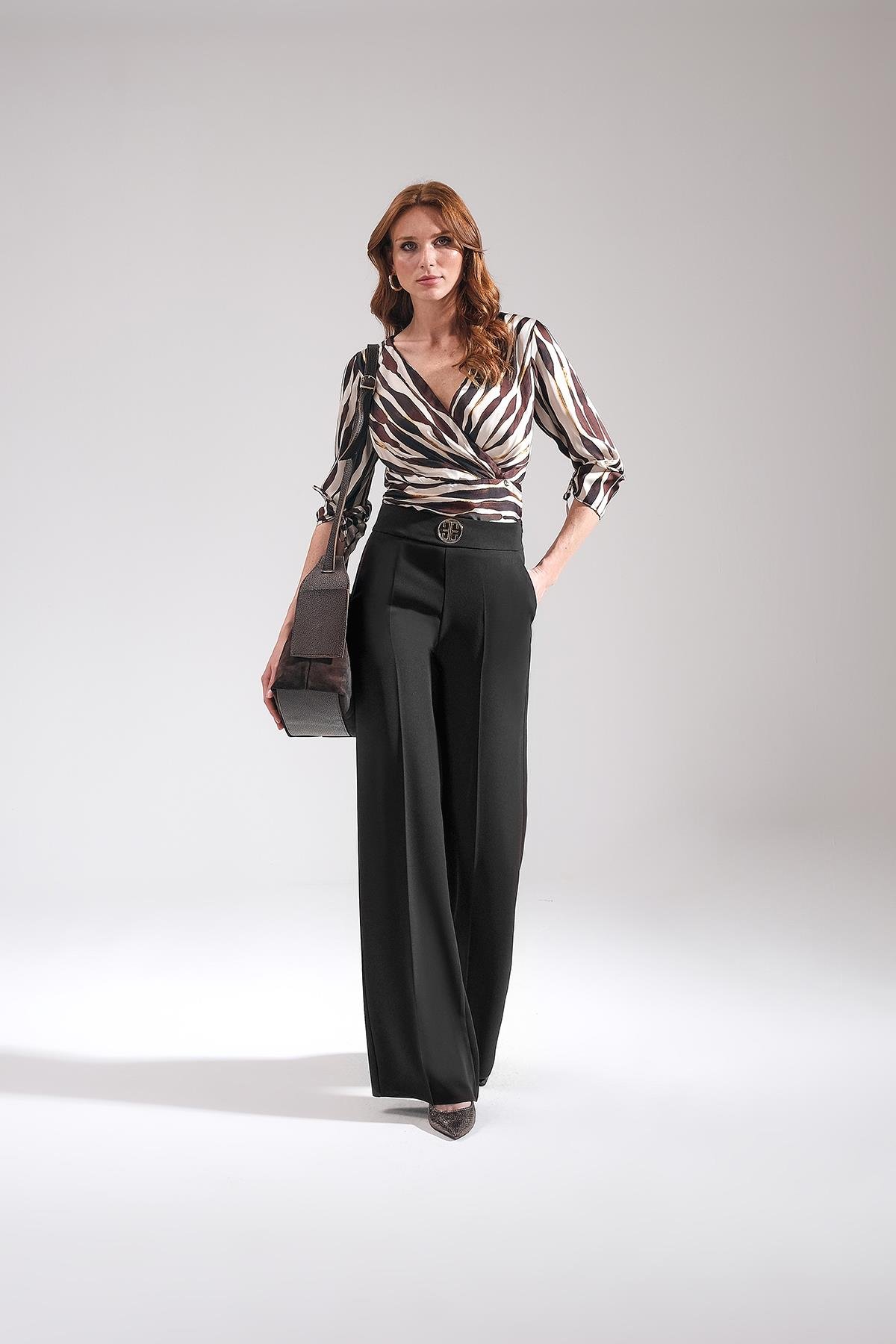 Gold Logo Aksesuarlı Bol Paçalı Pantolon