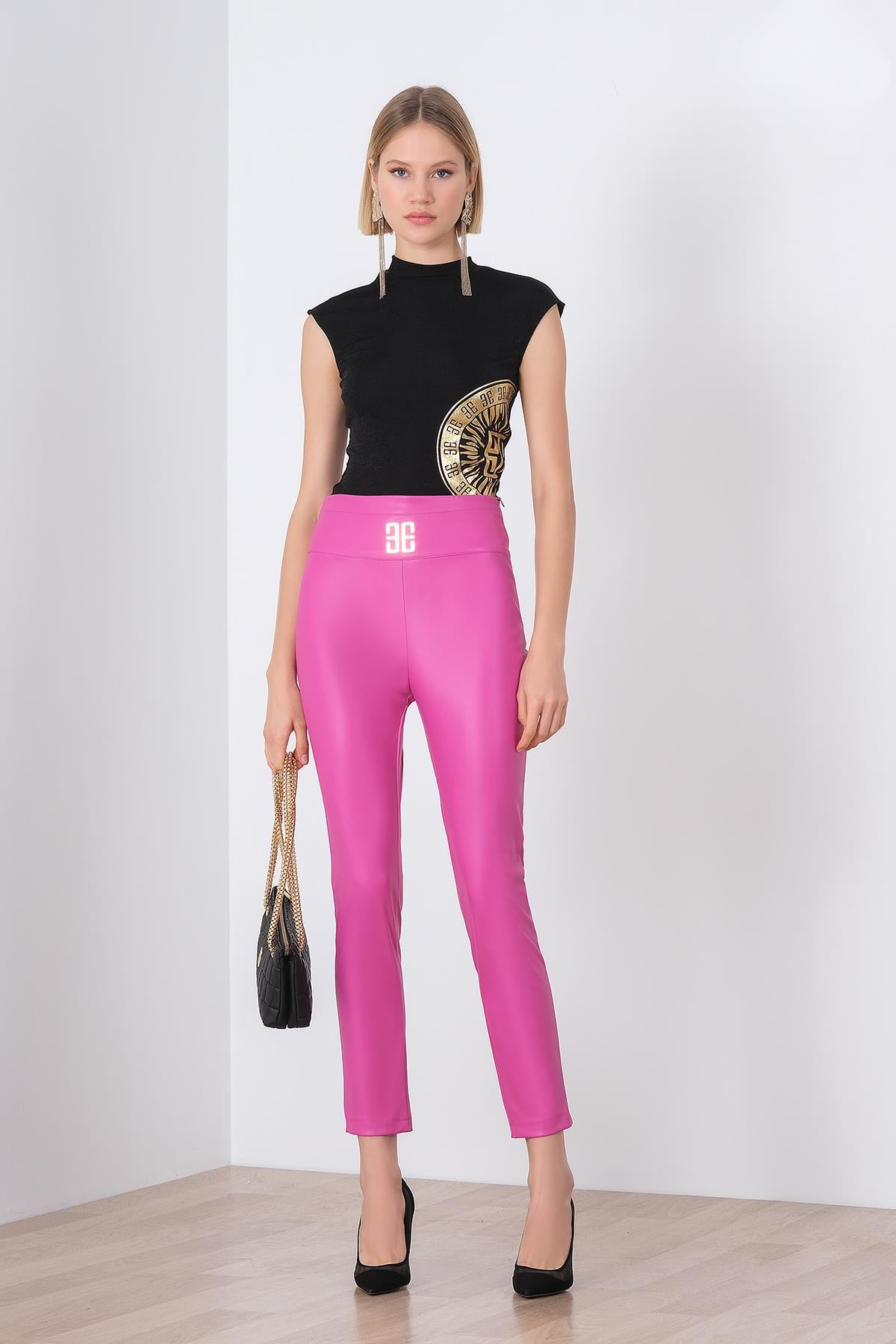 Gold Metal Logolu Suni Deri Dar Pantolon