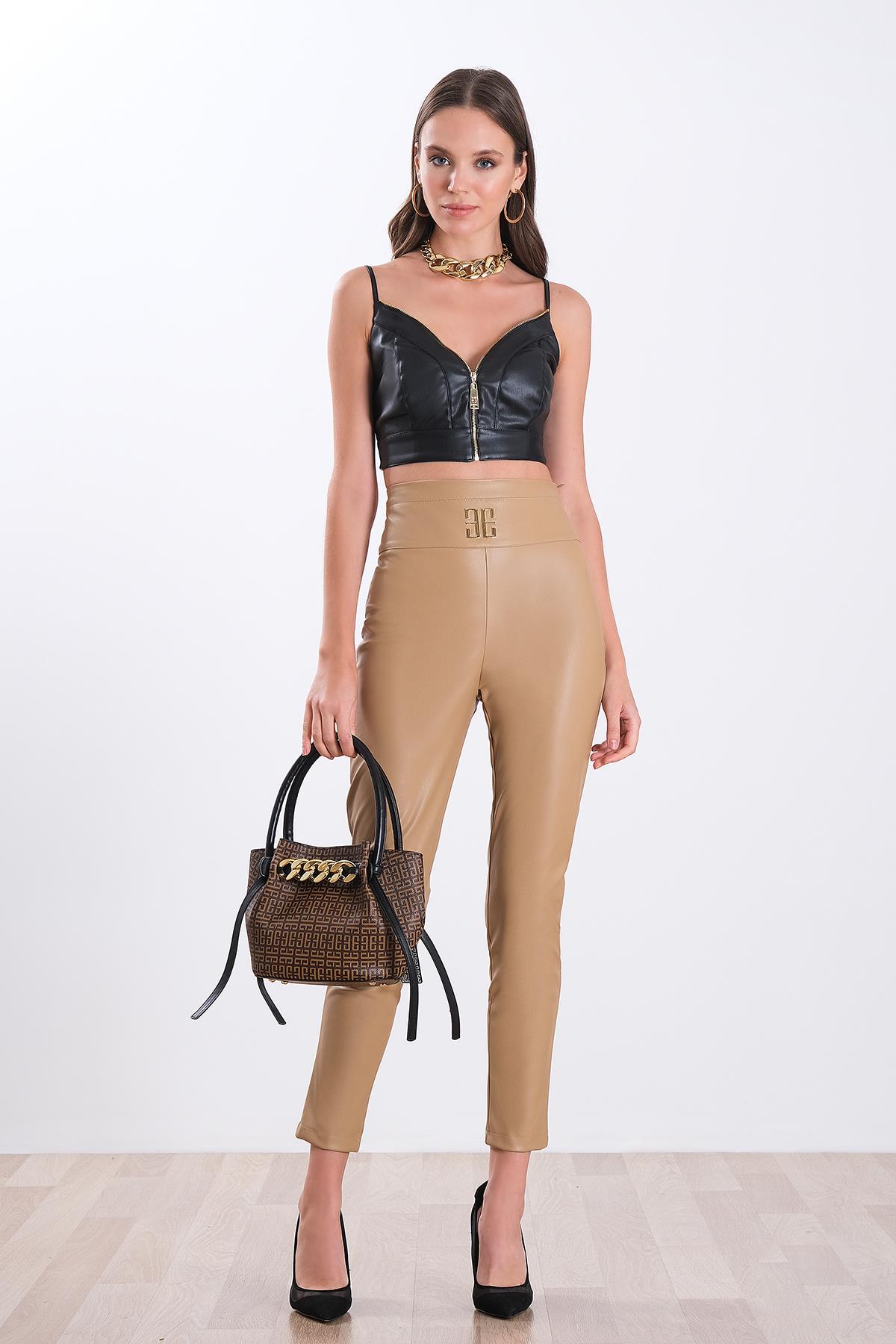 Gold Metal Logolu Suni Deri Dar Pantolon