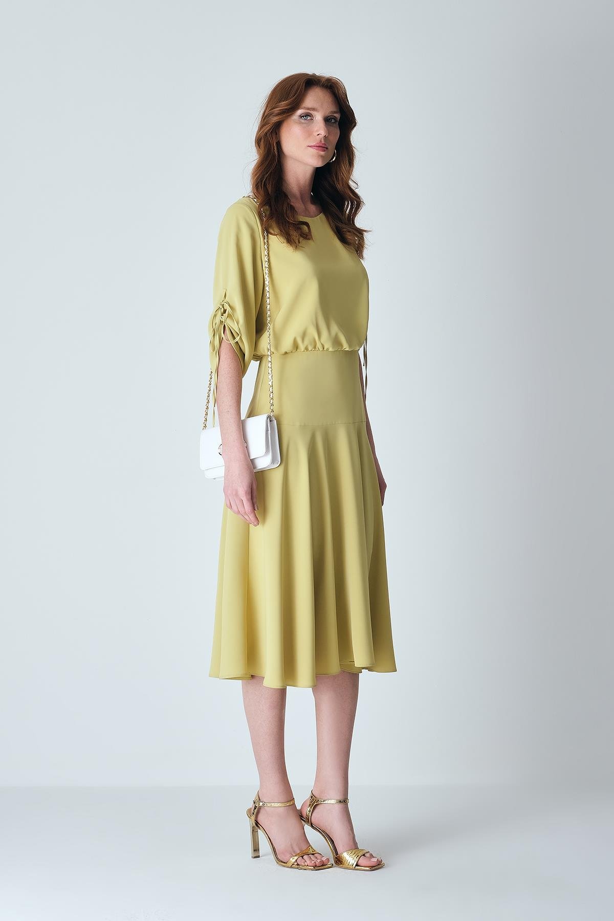 Kolu Bağlama Detaylı Beli Korsajlı Midi Boy Kloş Etekli Elbise