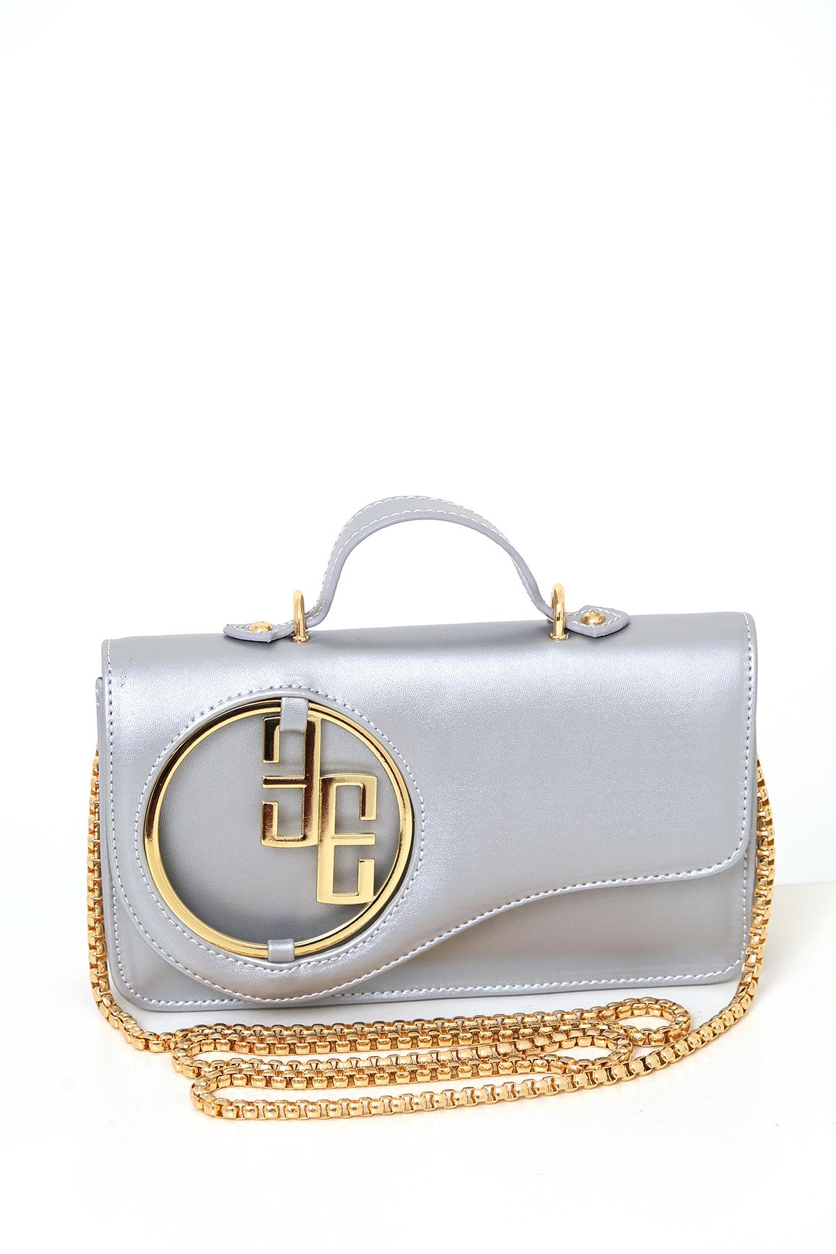 Logo Detaylı Asimetrik Kapaklı Tasarım Çanta