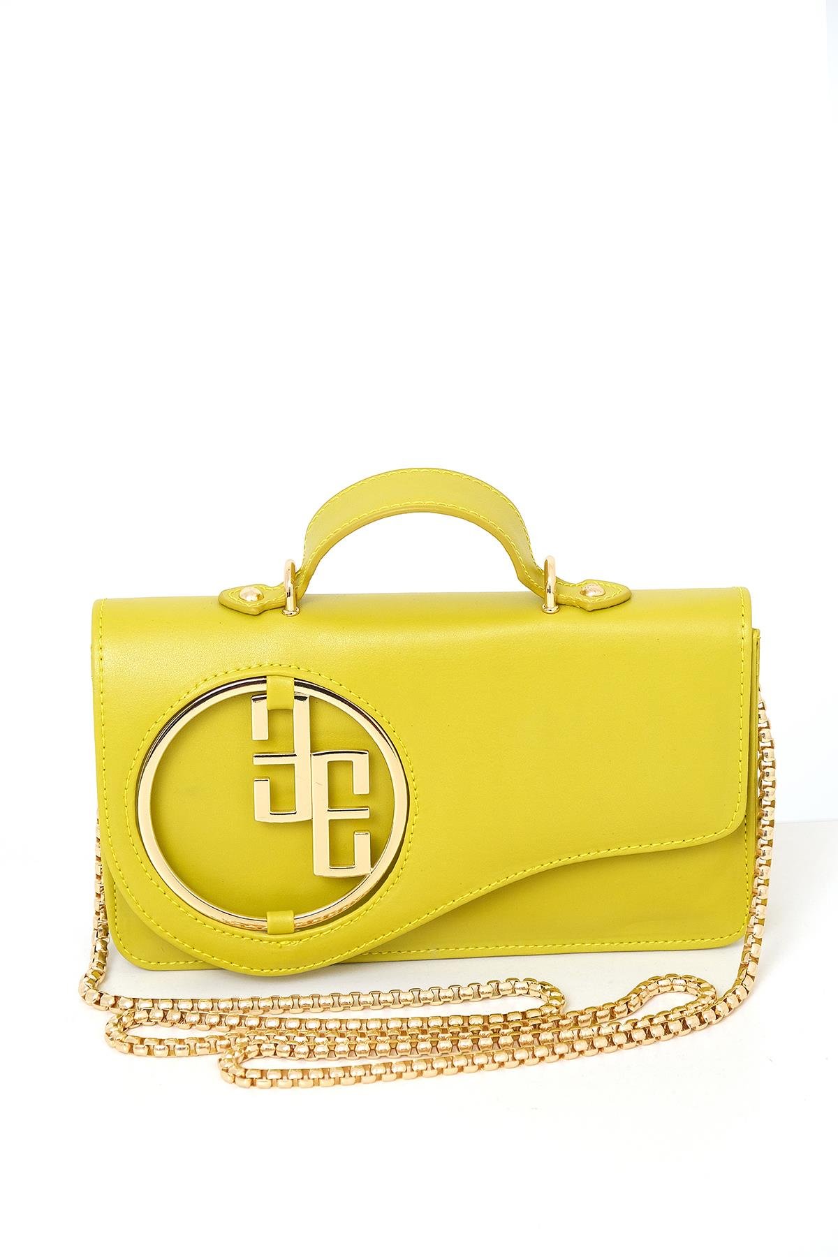 Logo Detaylı Asimetrik Kapaklı Tasarım Çanta