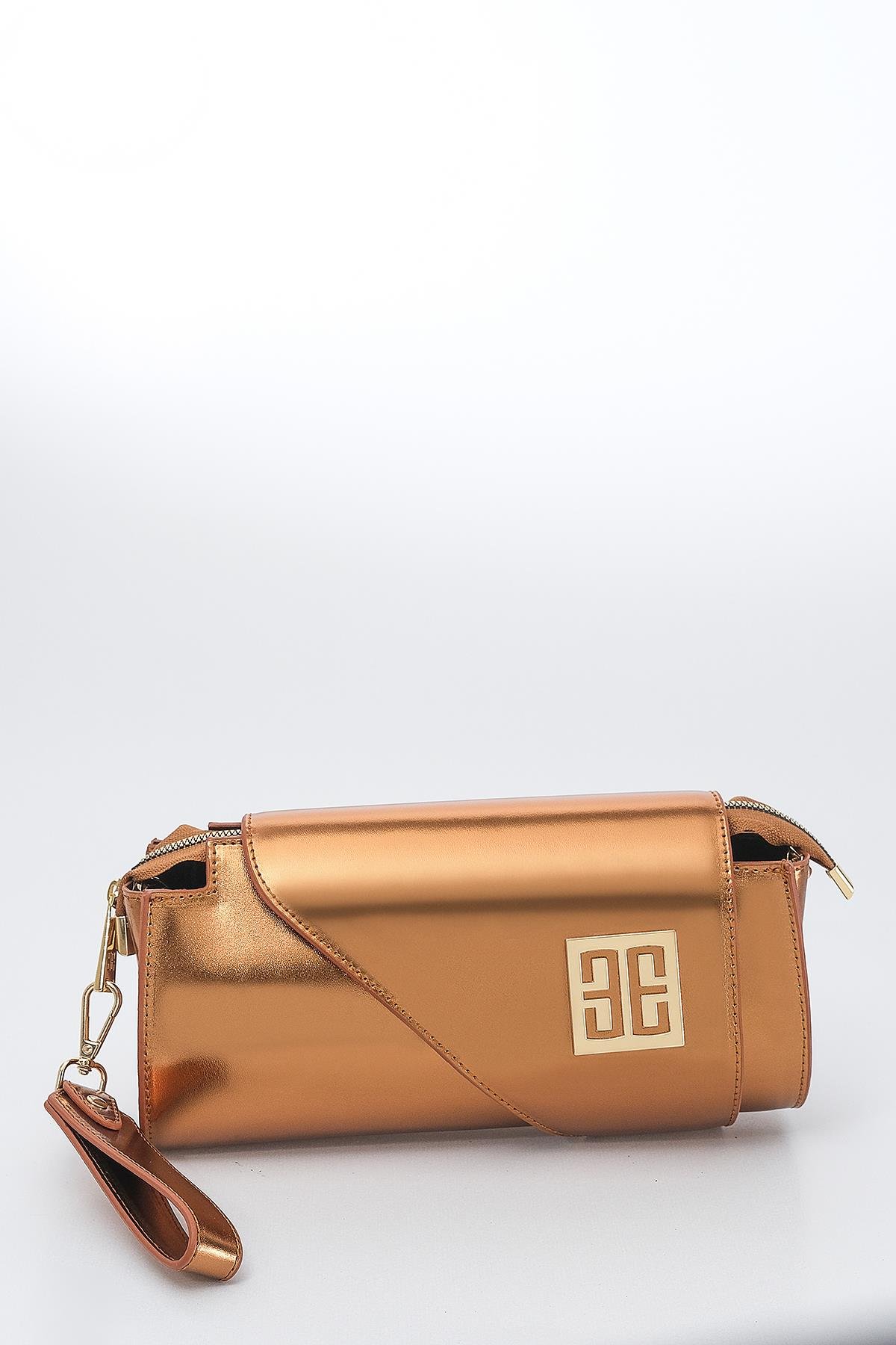 Metalik Parlak Deri Asimetrik Kapaklı Tasarım Abiye Çanta