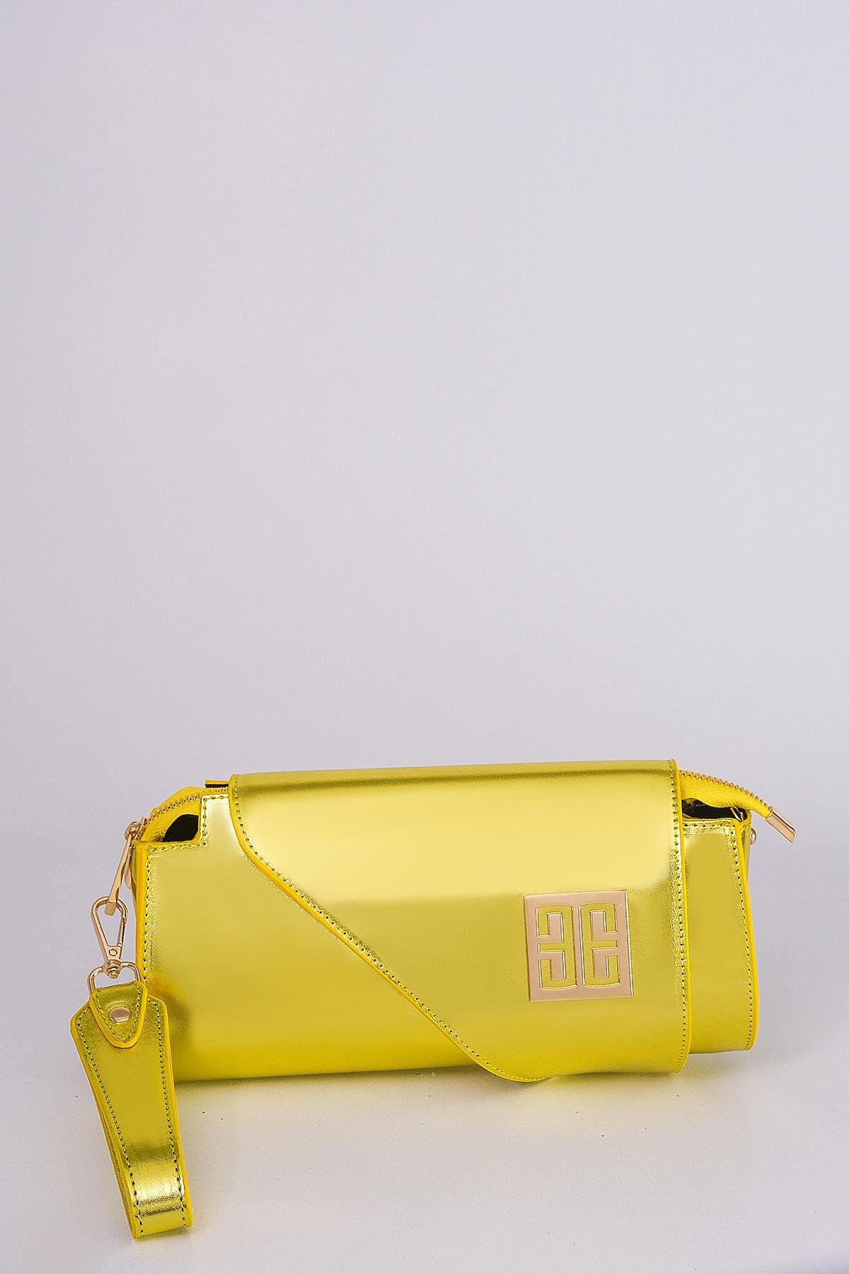 Metalik Parlak Deri Asimetrik Kapaklı Tasarım Abiye Çanta