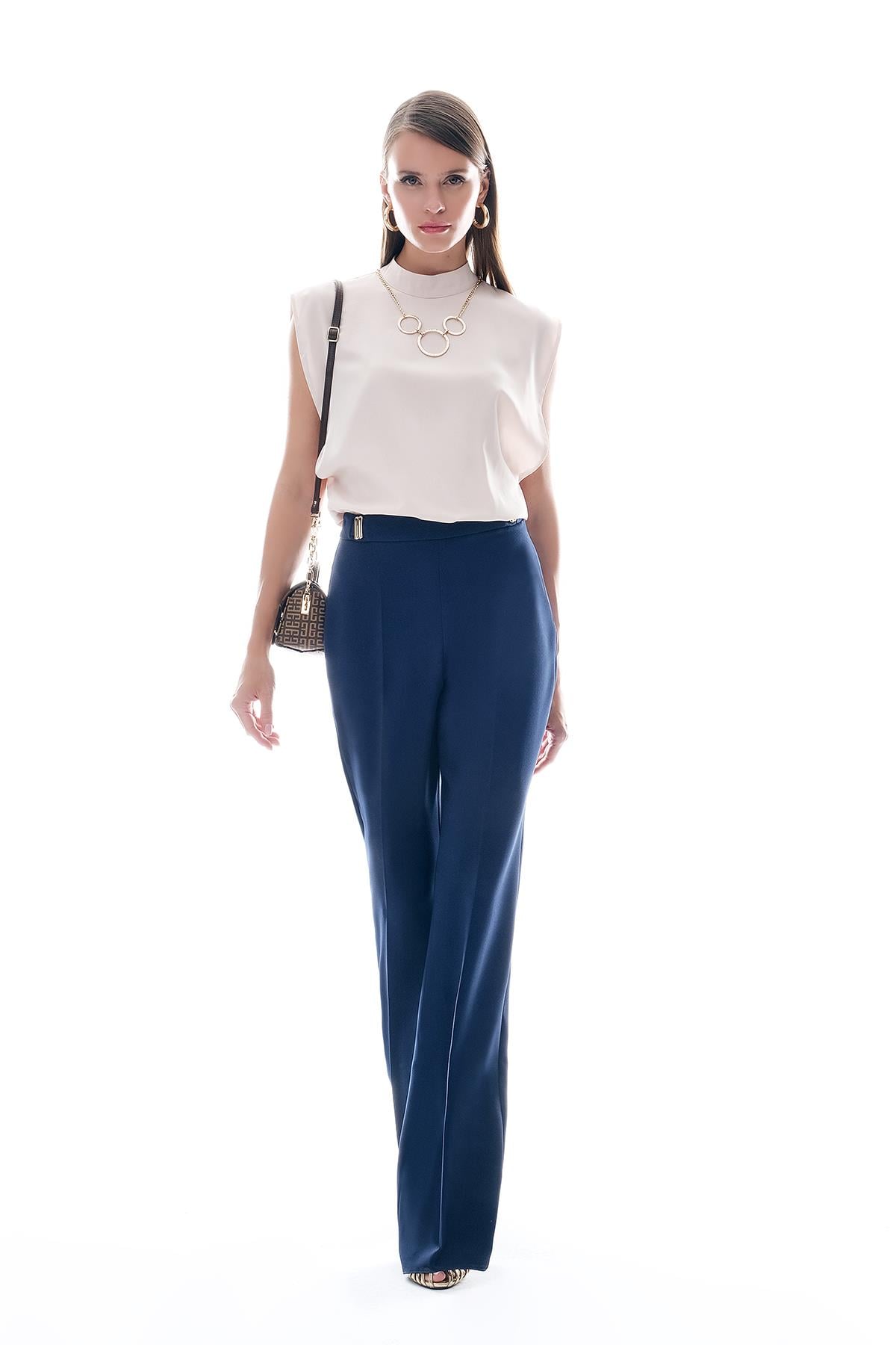 Yakası Kolyeli Şık Body