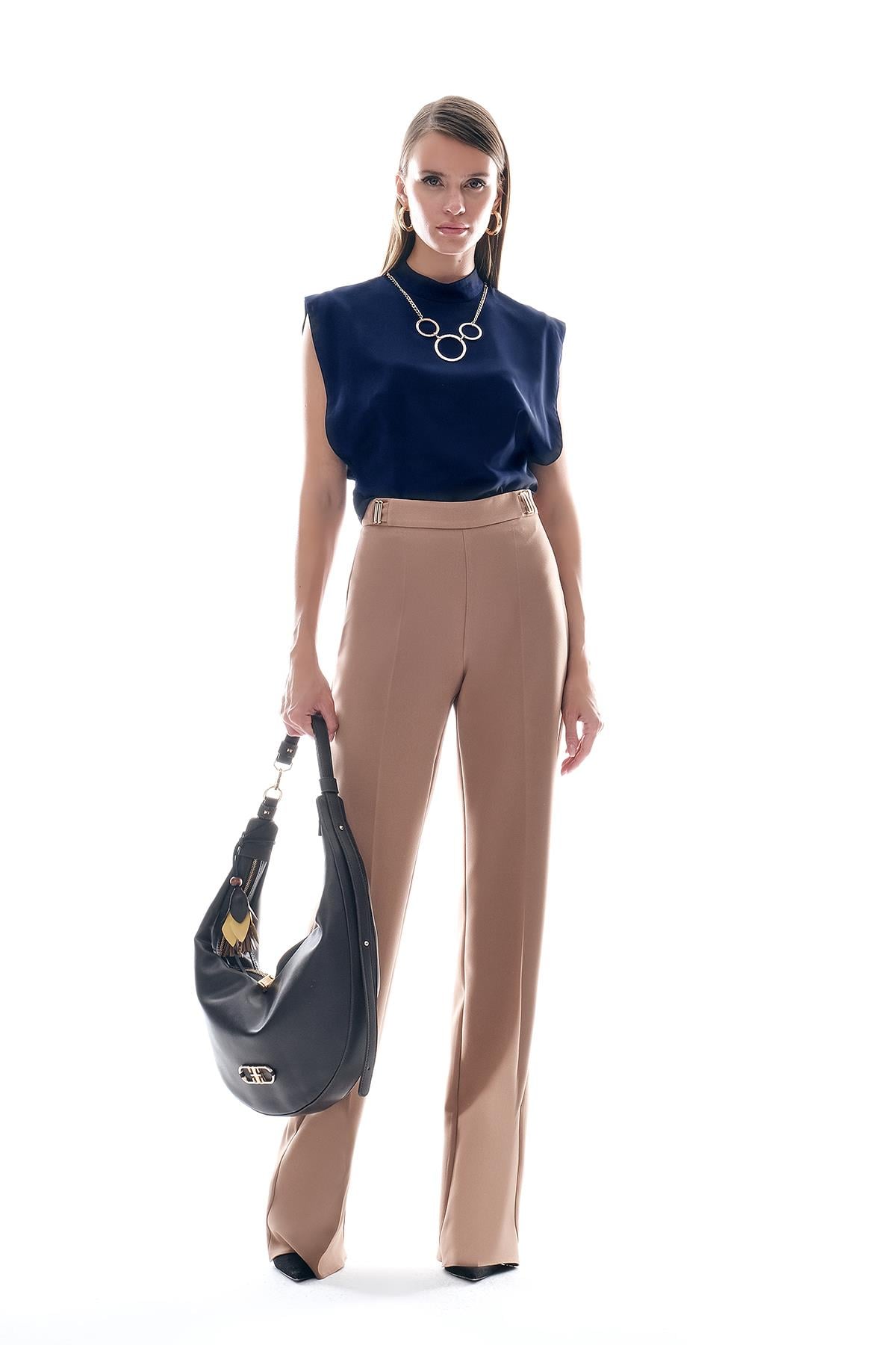 Yakası Kolyeli Şık Body